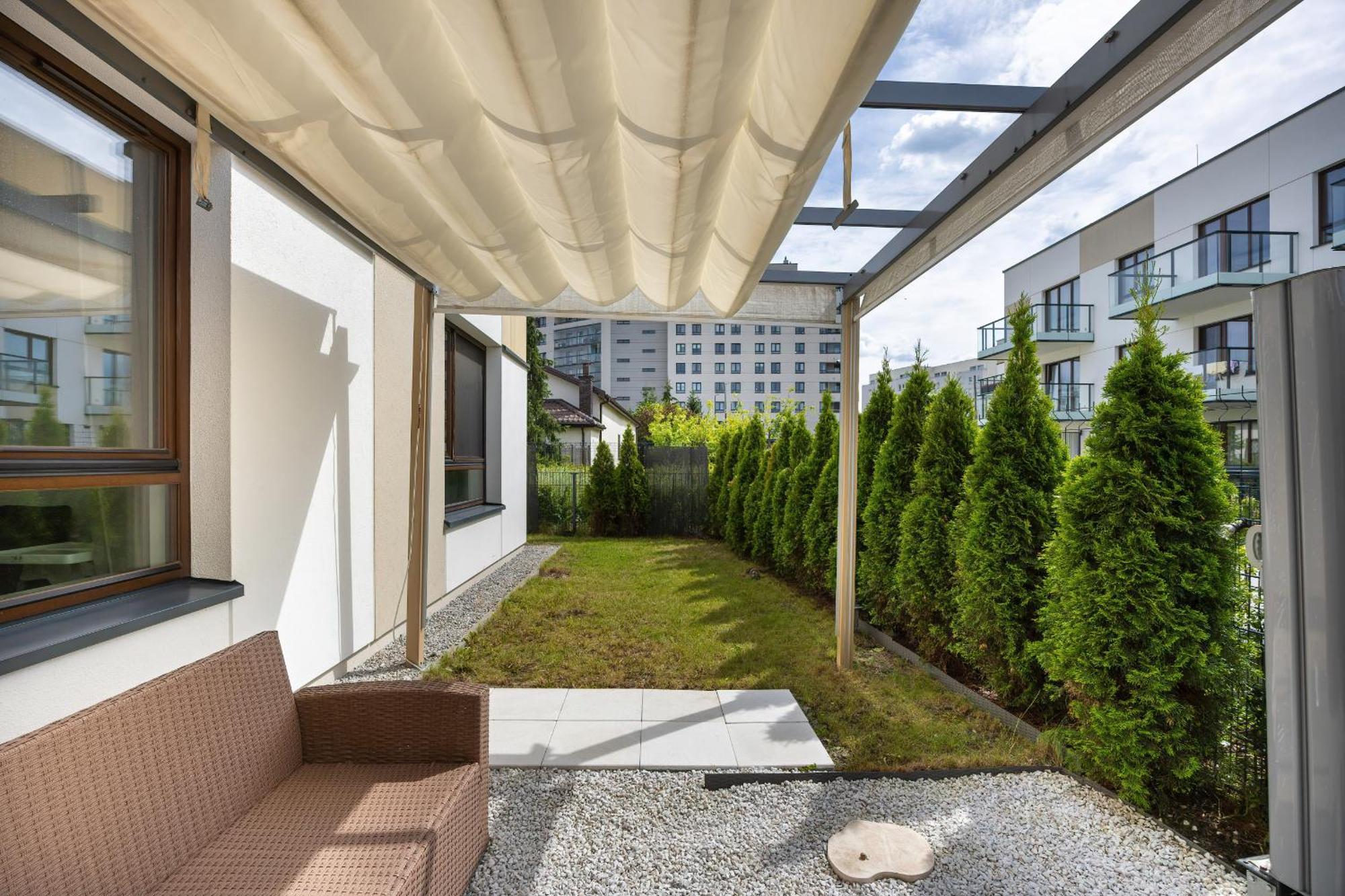 Spacious Family With Garden & Parking By Renters Apartment