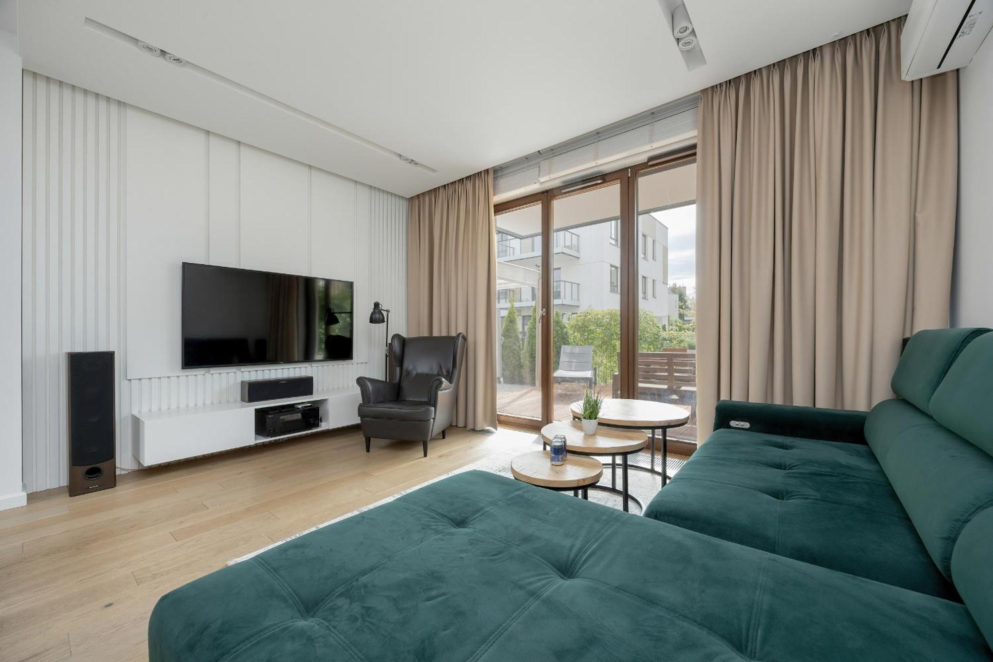 Spacious Family With Garden & Parking By Renters Apartment
