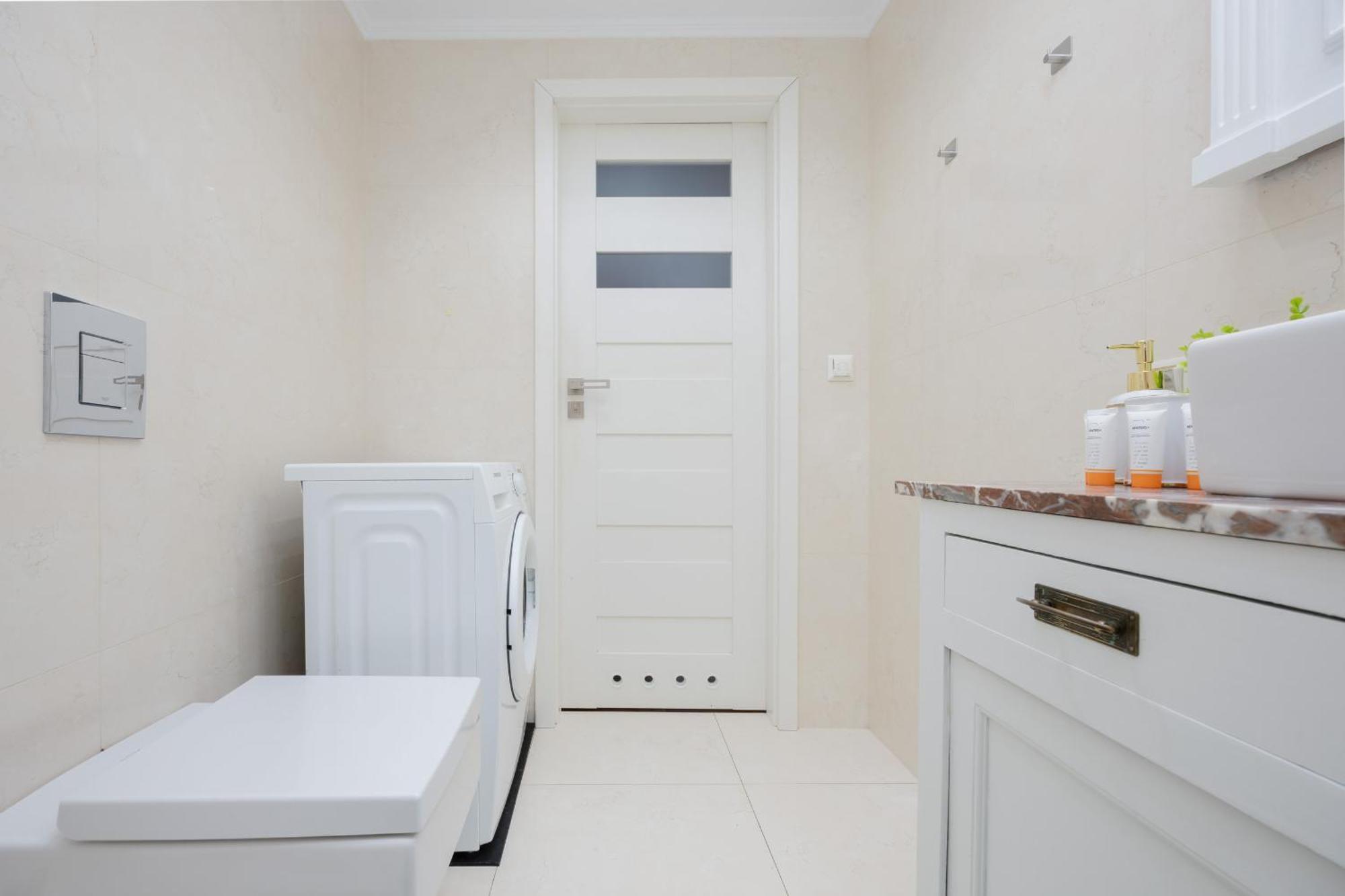 Elegant Filtry With Parking In By Renters Apartment *