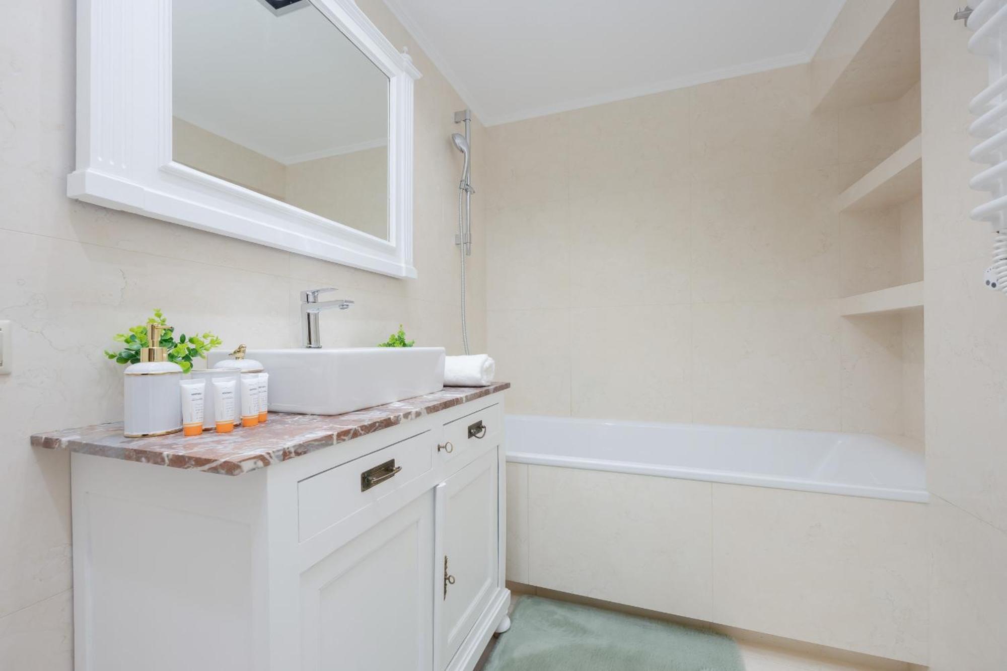Elegant Filtry With Parking In By Renters