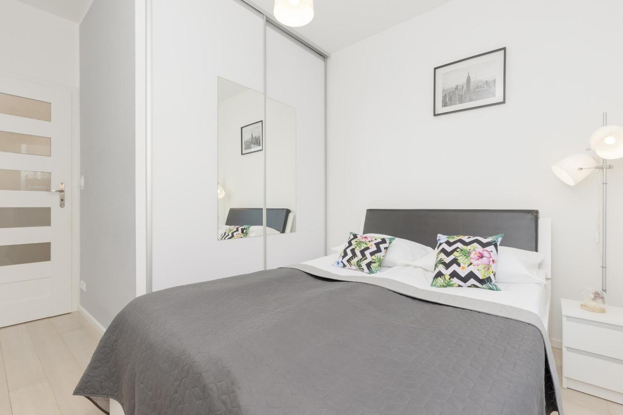 Subtle Colors In With Furnished Balcony By Renters Apartamento Varsóvia