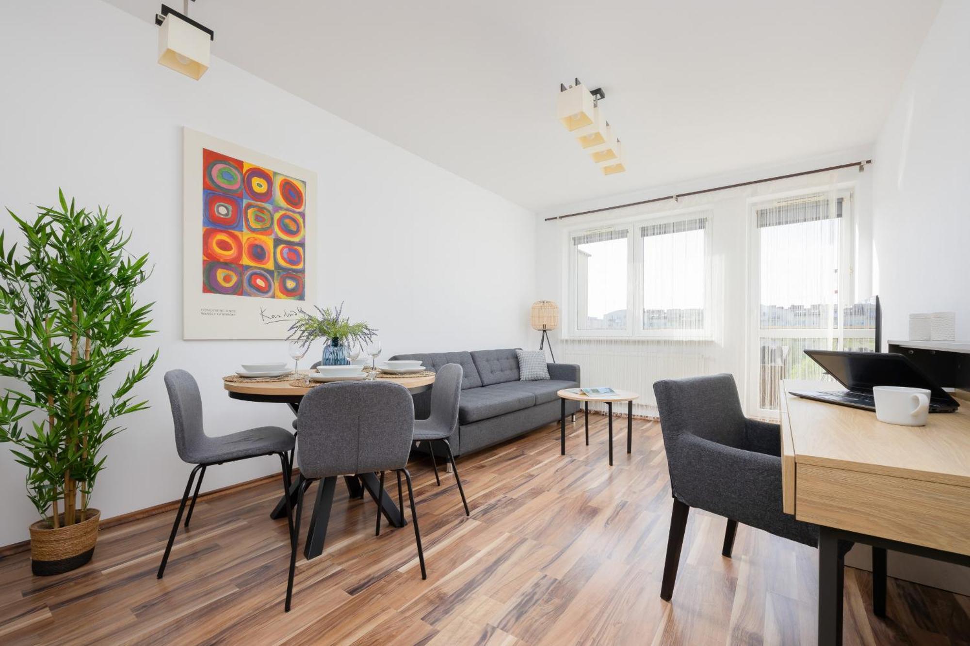 Spacious With Parking And Balcony By Renters Warszawa