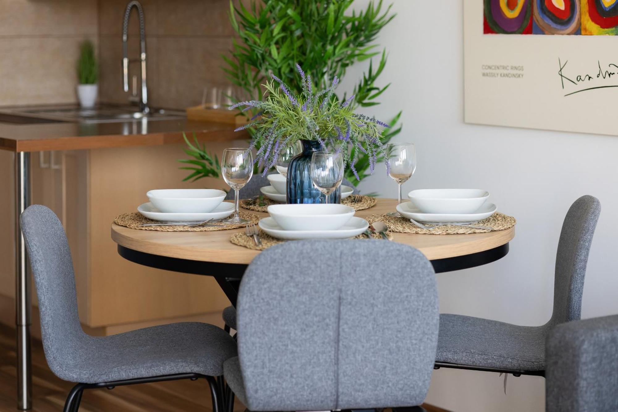 Spacious With Parking And Balcony By Renters Apartament