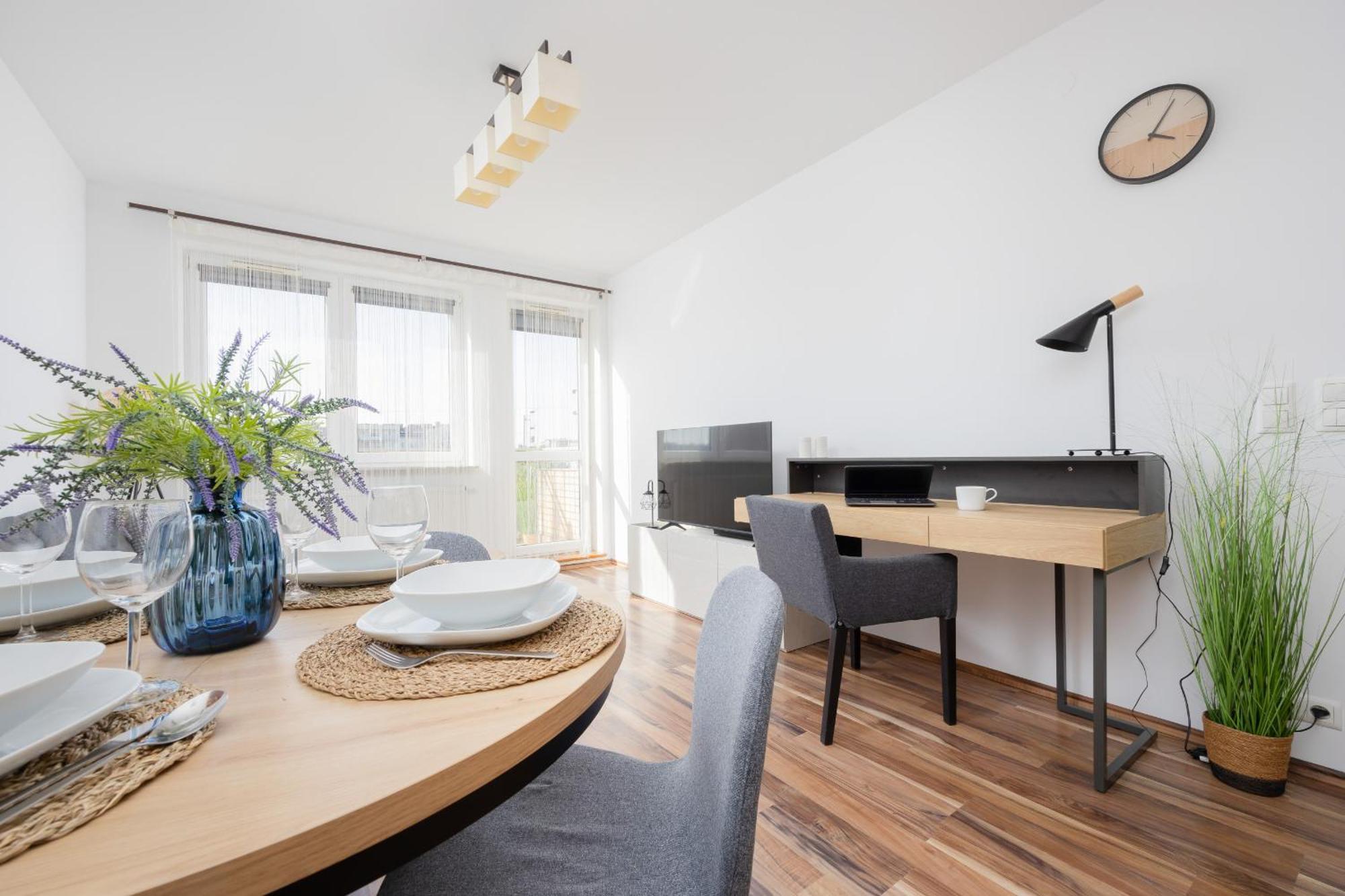 Spacious With Parking And Balcony By Renters Apartament