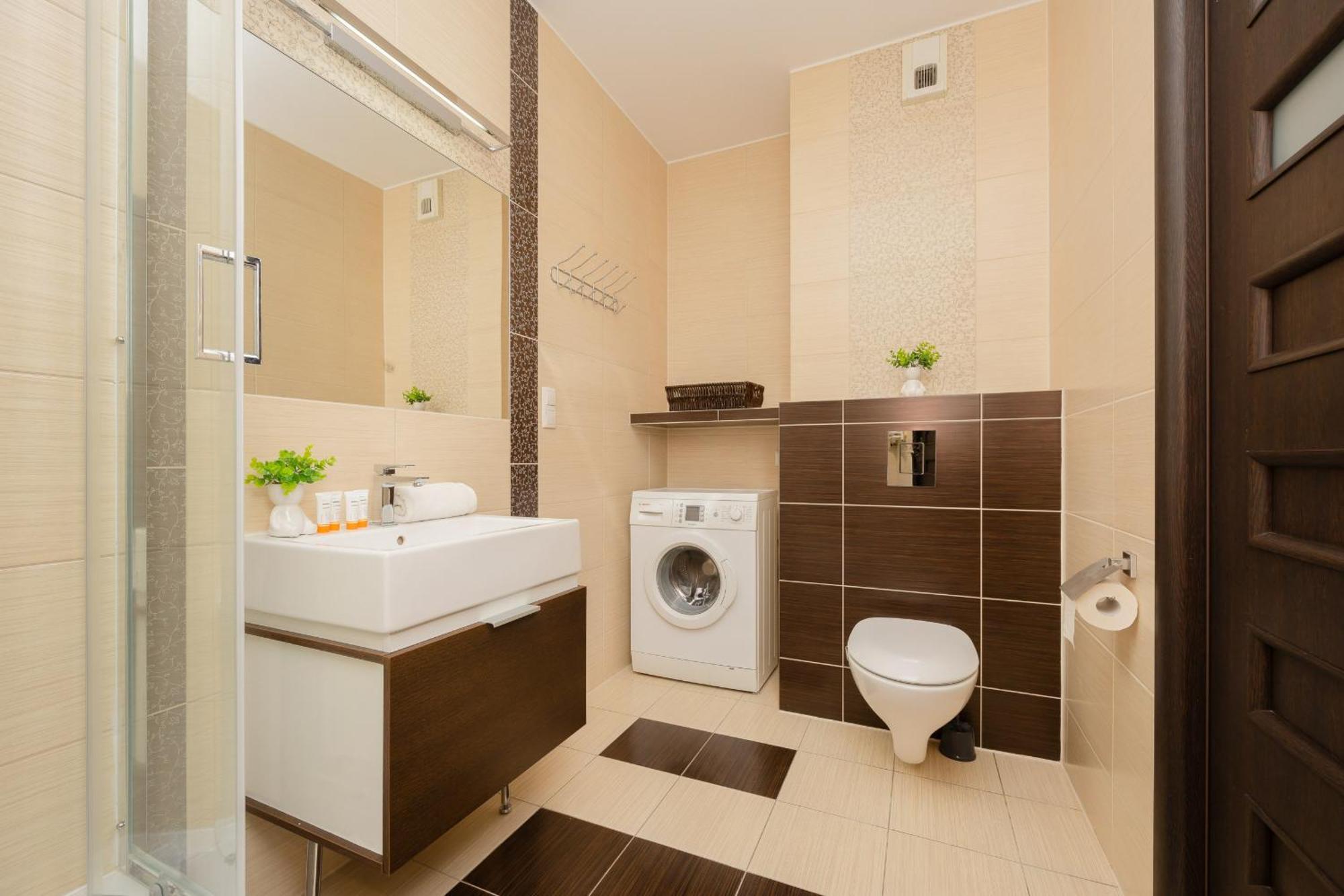 Spacious With Parking And Balcony By Renters *