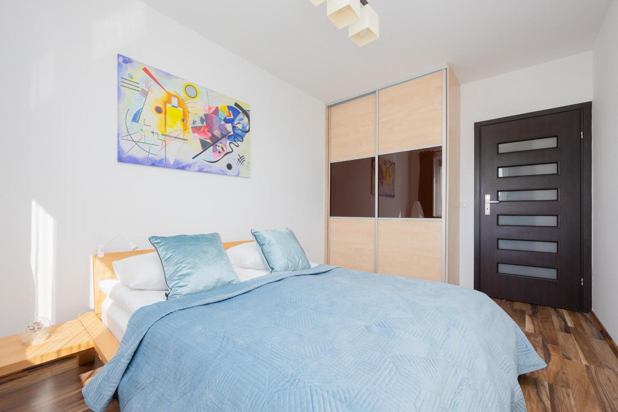 Spacious With Parking And Balcony By Renters