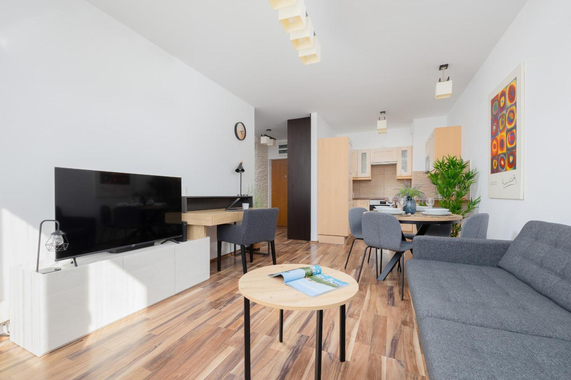 Spacious With Parking And Balcony By Renters Apartament *