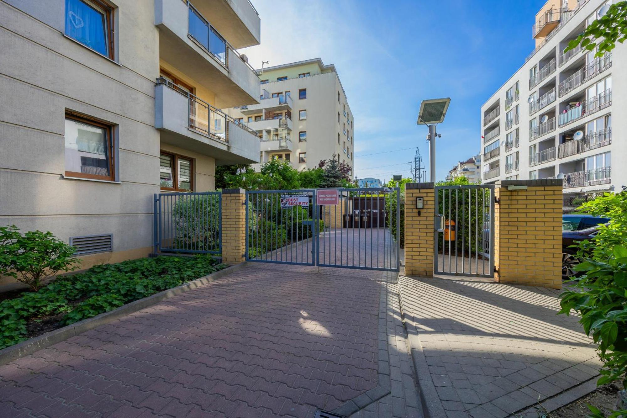 Spacious With Parking And Balcony By Renters Warszawa
