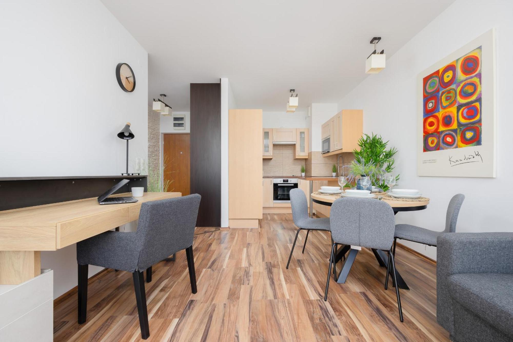 Spacious With Parking And Balcony By Renters Apartament
