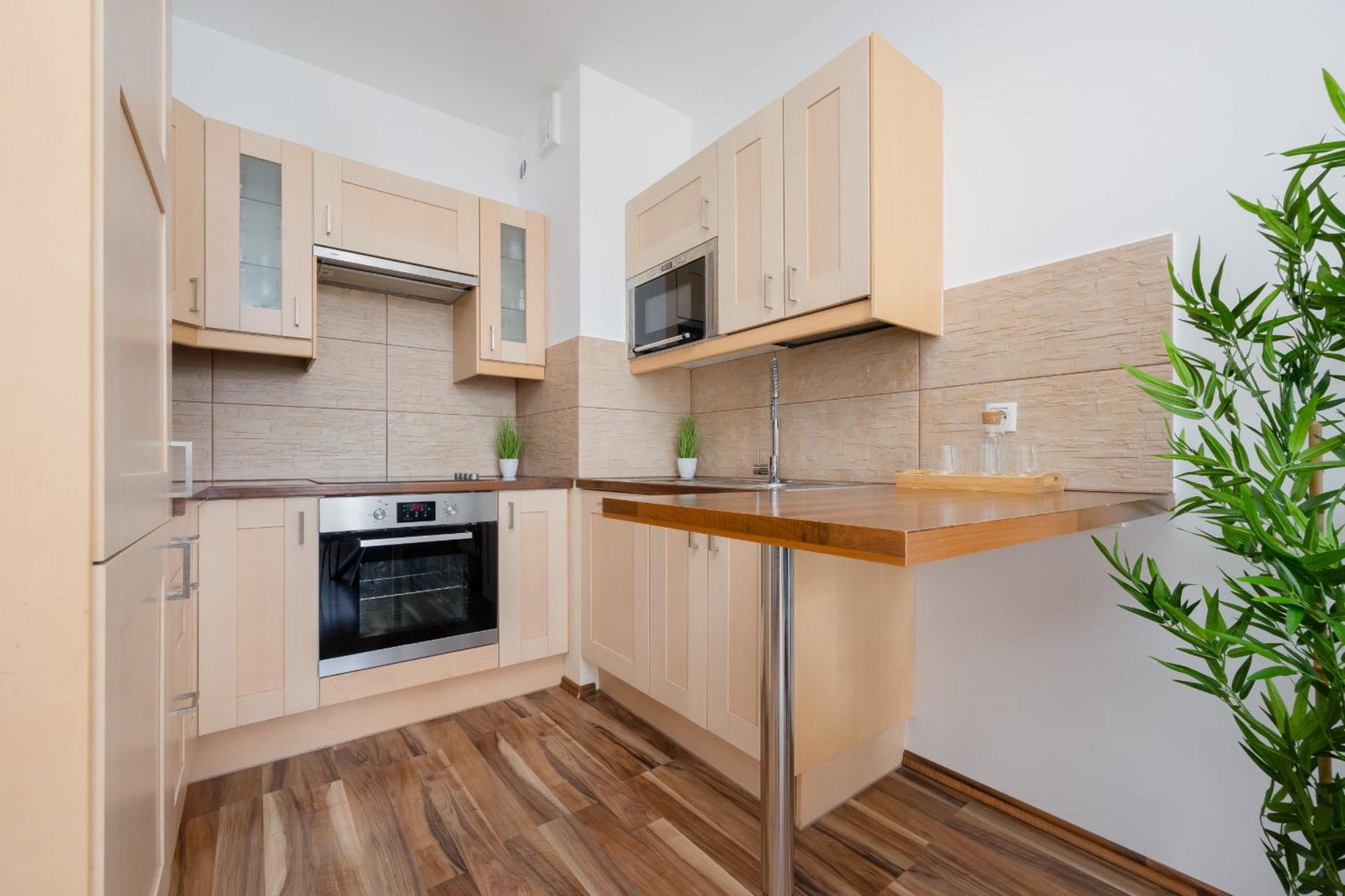 Spacious With Parking And Balcony By Renters Apartament