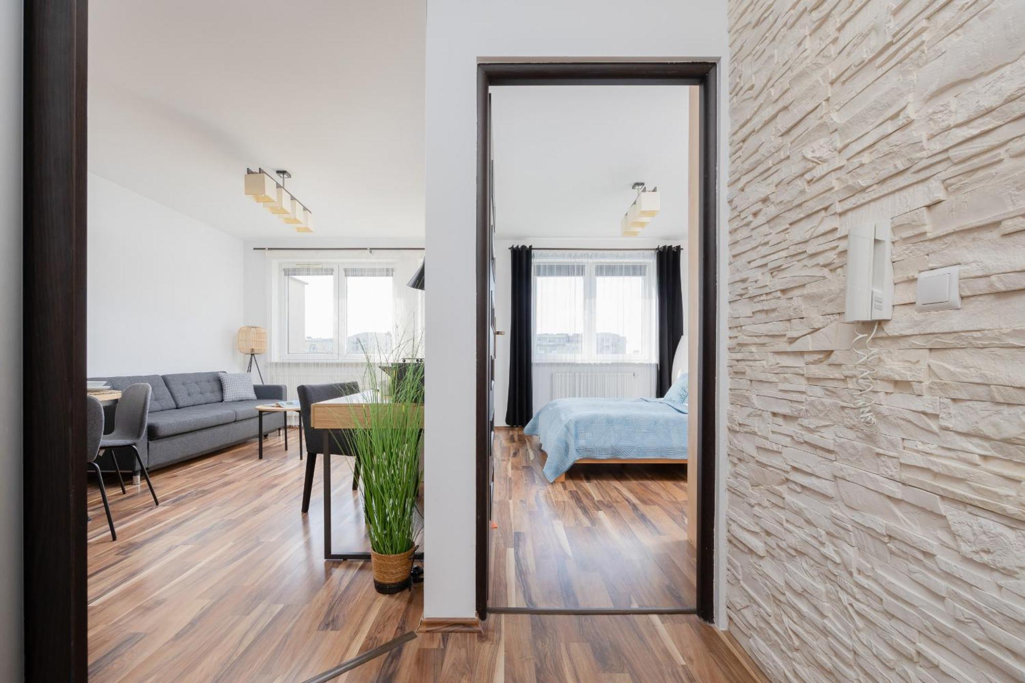 Spacious With Parking And Balcony By Renters Apartament *