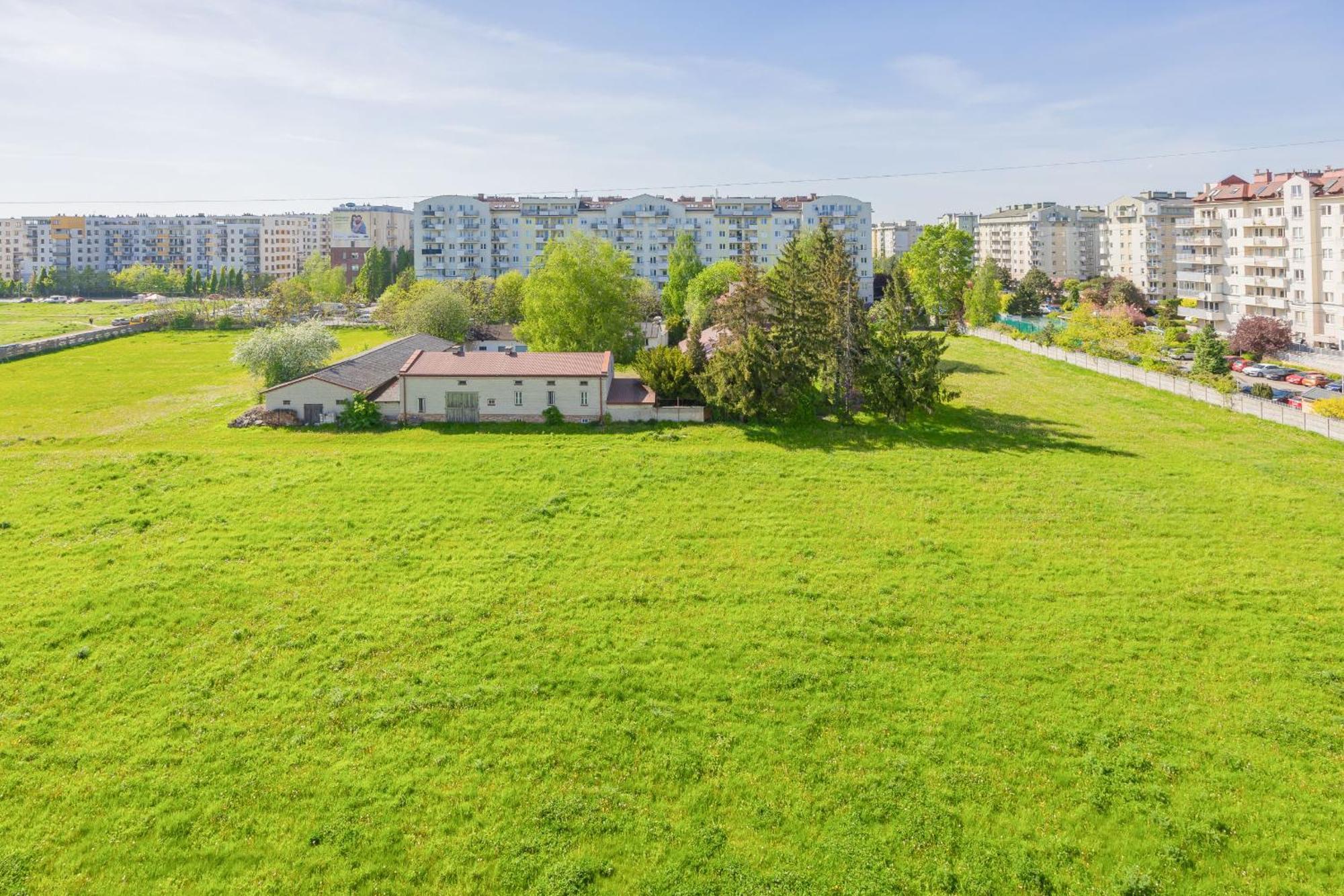 Spacious With Parking And Balcony By Renters Apartament *