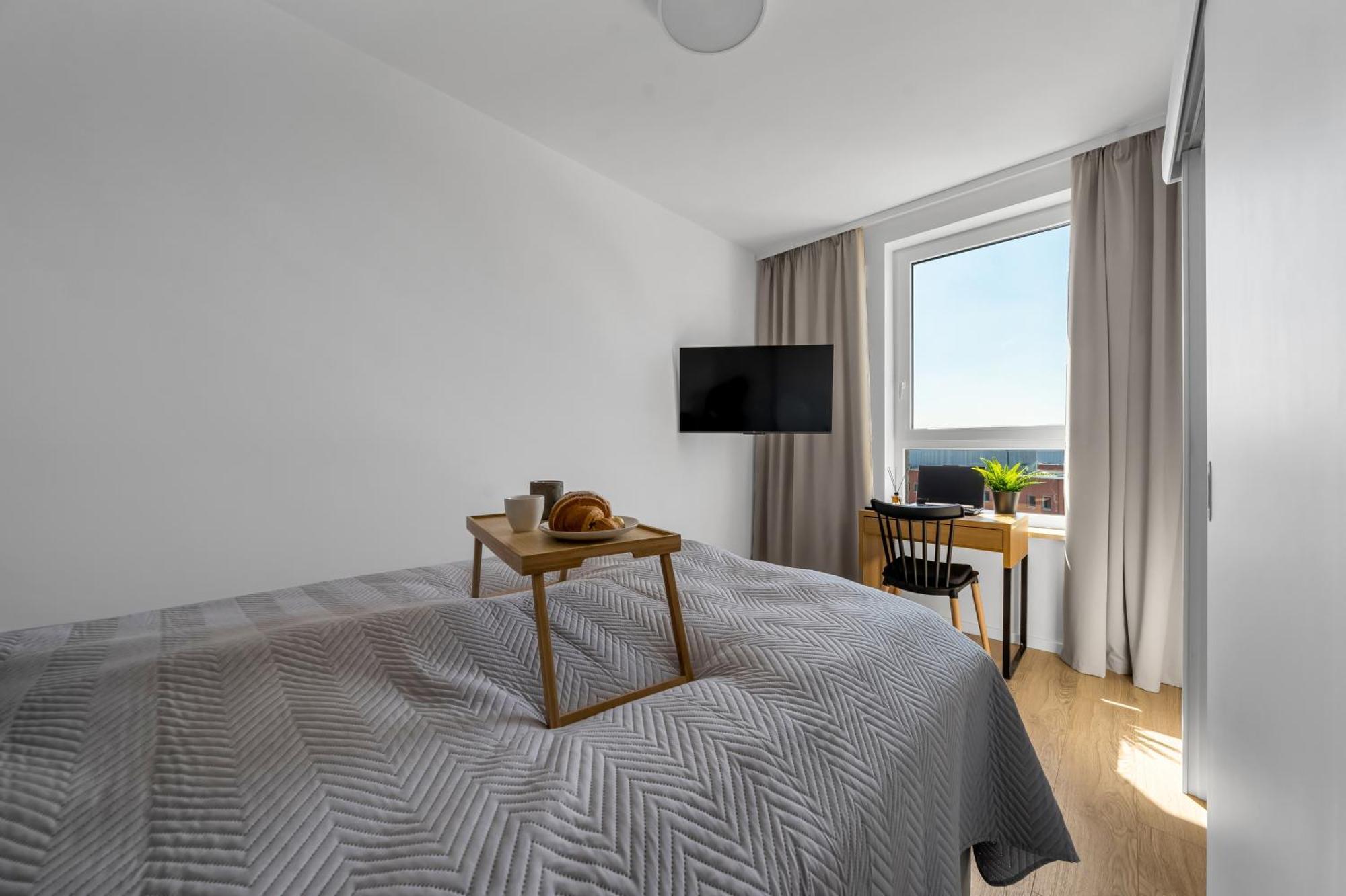 Apartment 7th Floor Wlochy - Balcony, Workspace - By Rentujemy Warsaw