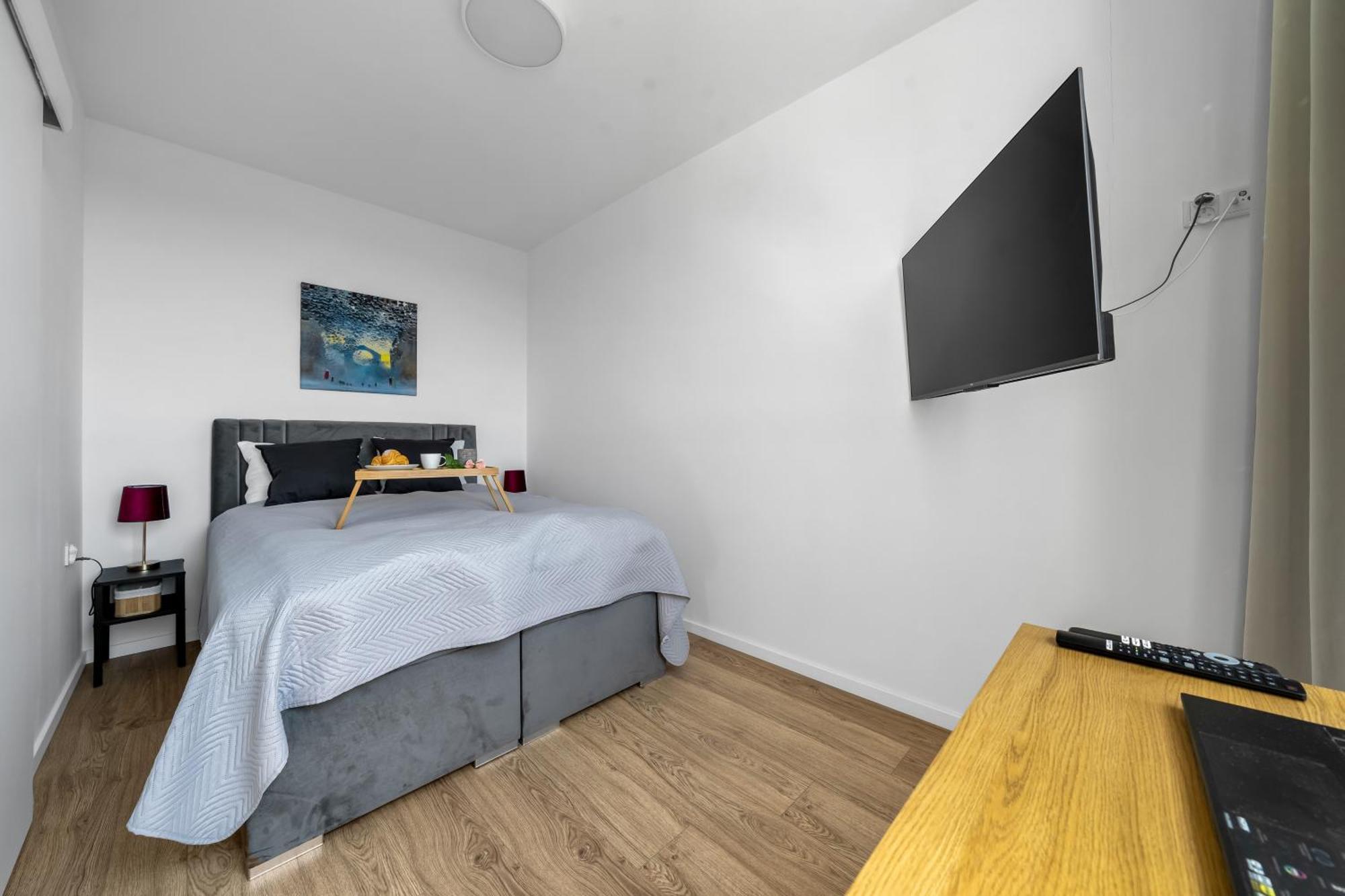 Apartment 7th Floor Wlochy - Balcony, Workspace - By Rentujemy Warsaw