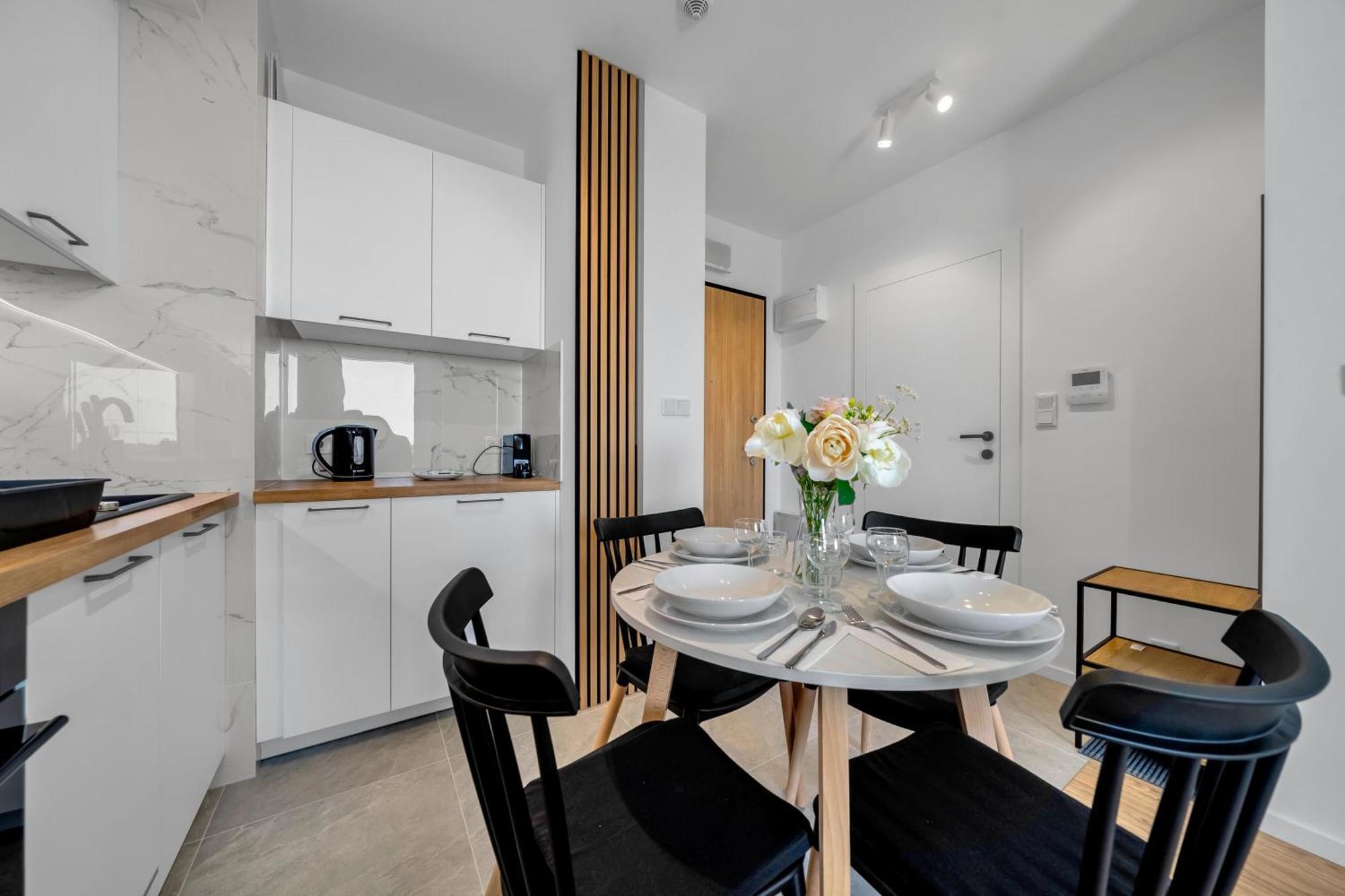 7th Floor Wlochy - Balcony, Workspace - By Rentujemy Apartment
