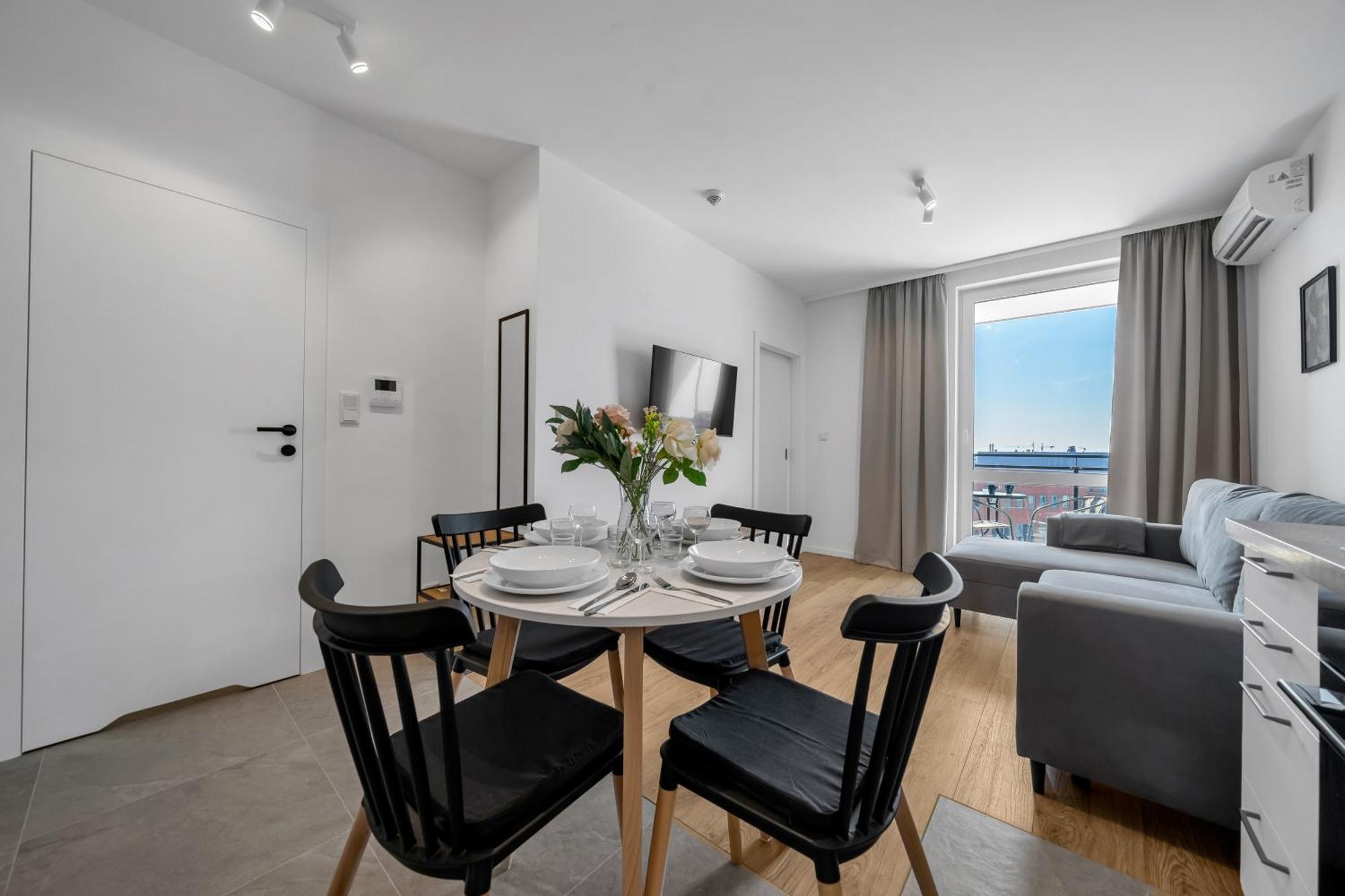 7th Floor Wlochy - Balcony, Workspace - By Rentujemy Apartment Warsaw