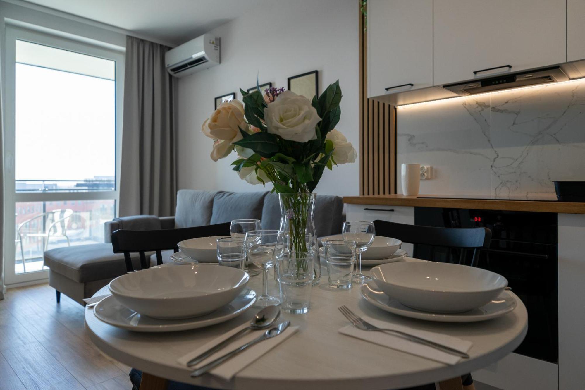 7th Floor Wlochy - Balcony, Workspace - By Rentujemy Apartment
