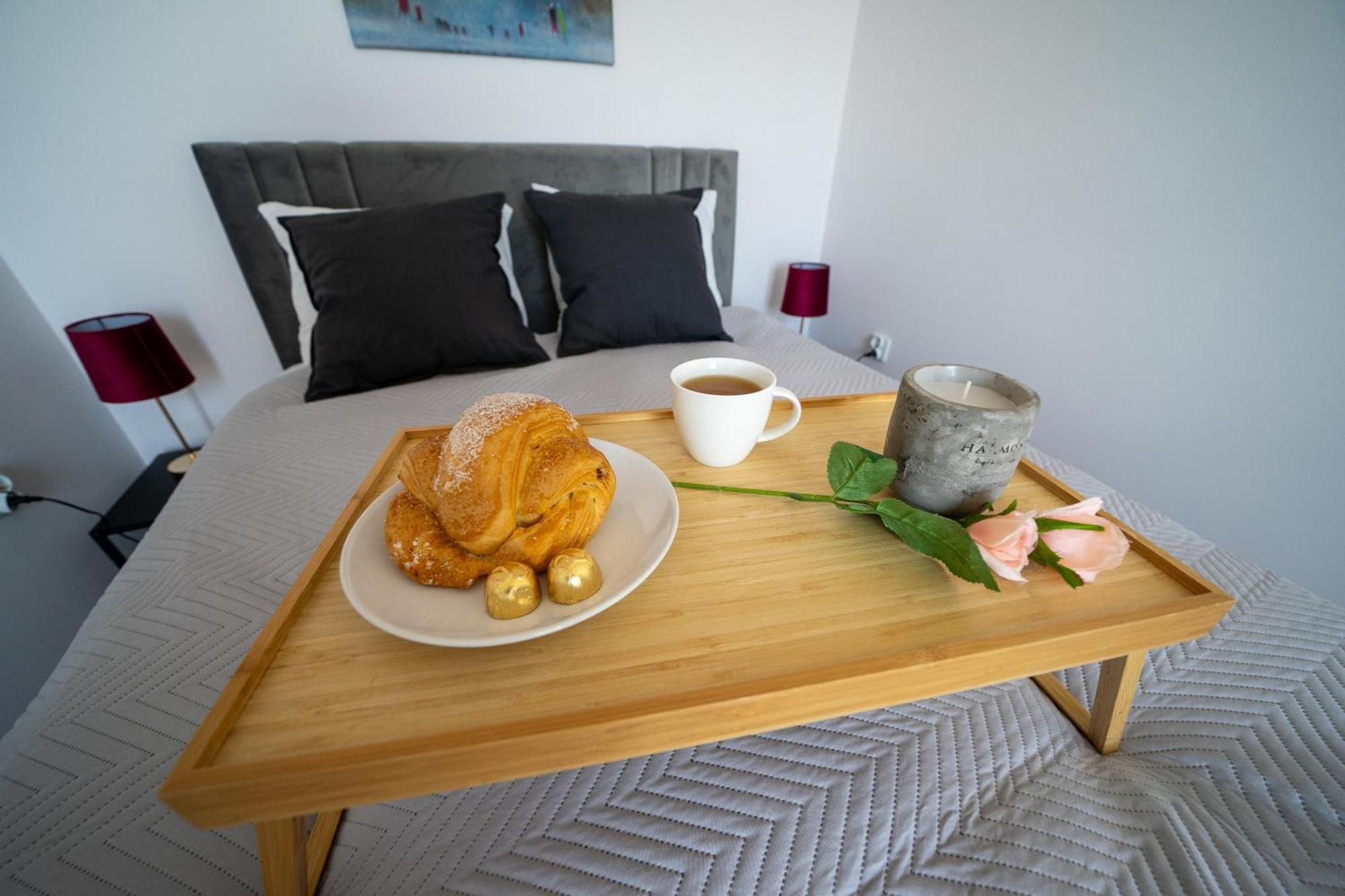 7th Floor Wlochy - Balcony, Workspace - By Rentujemy Apartment