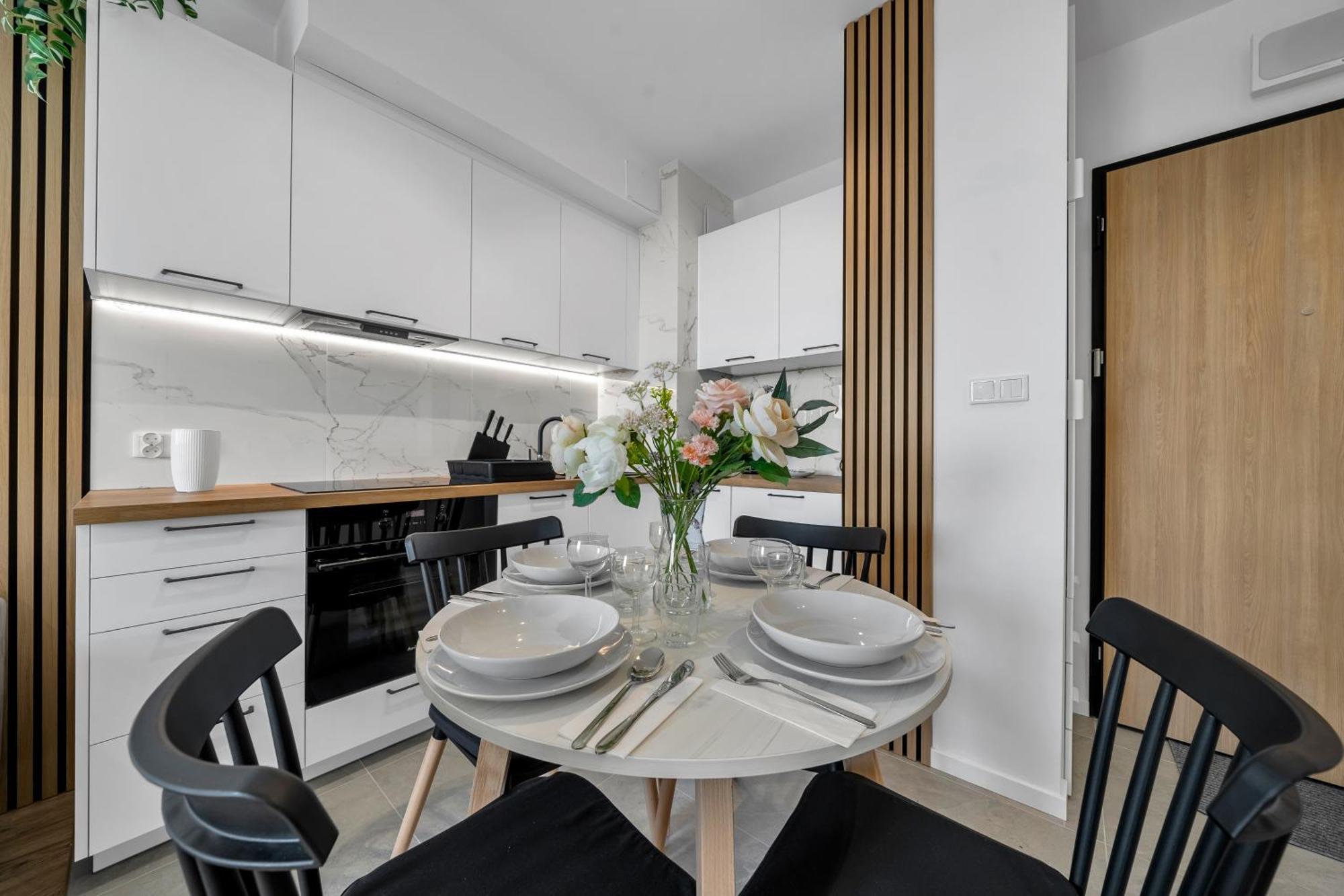 7th Floor Wlochy - Balcony, Workspace - By Rentujemy Apartment