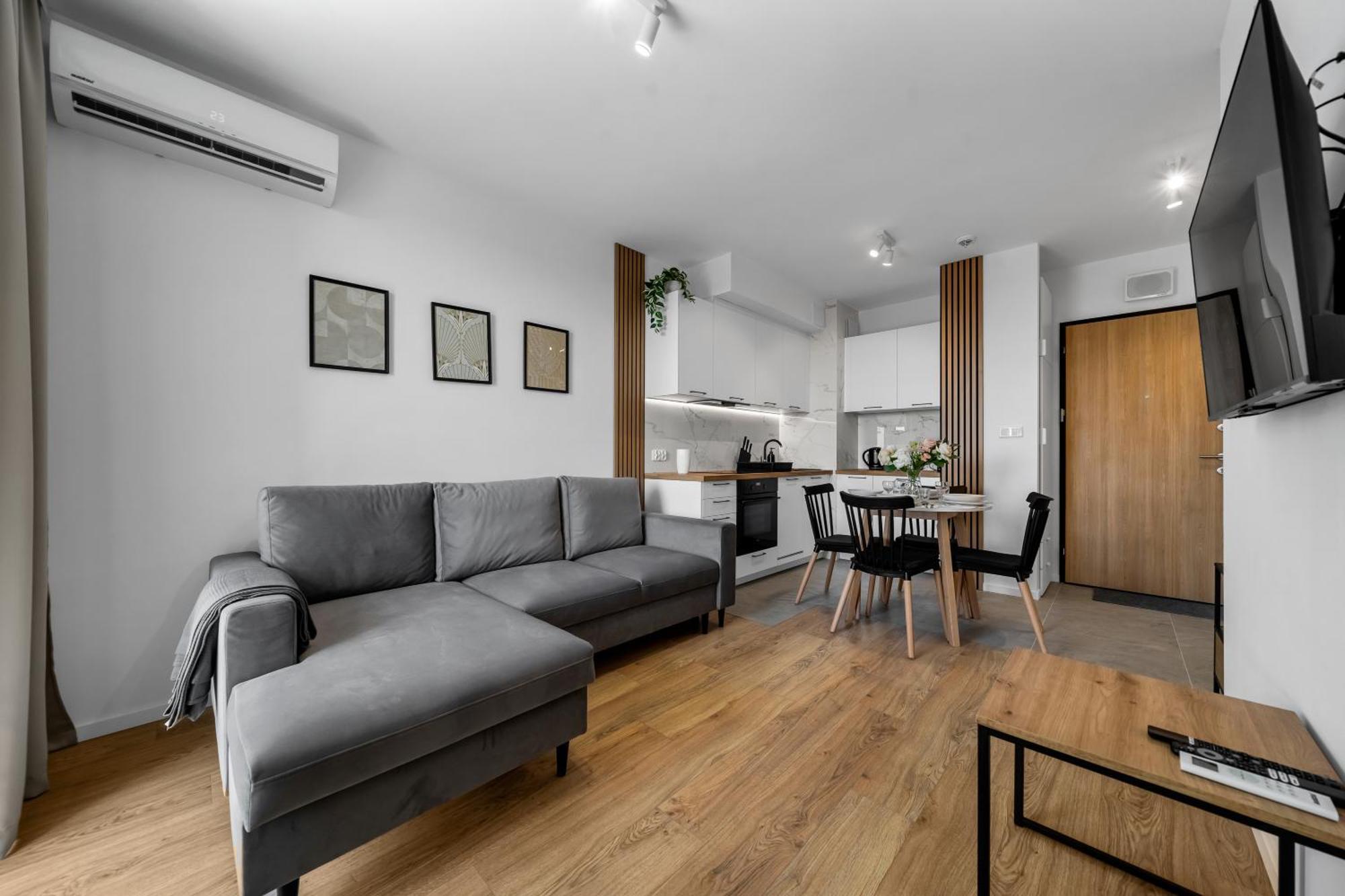 7th Floor Wlochy - Balcony, Workspace - By Rentujemy Apartment *