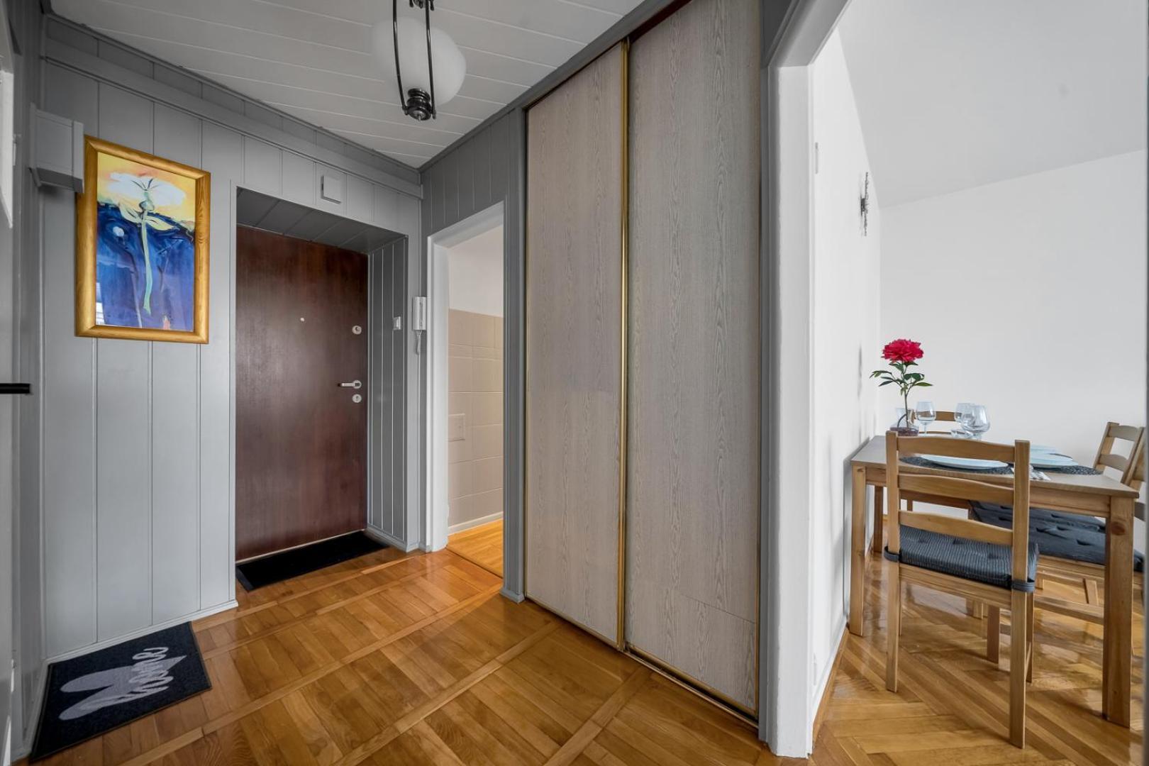 - 9th Floor, Balcony, Tram&bus - By Rentujemy Apartment *