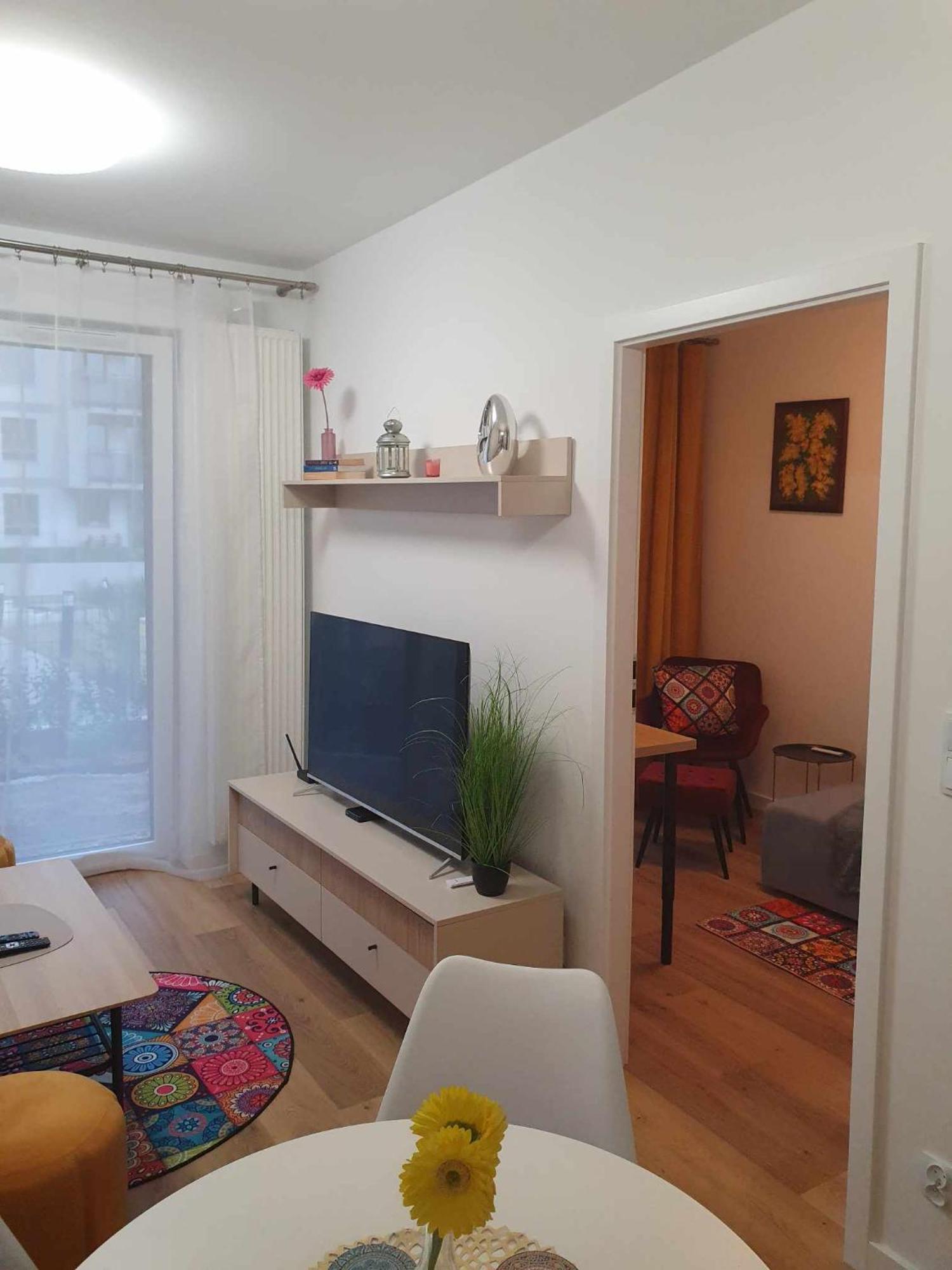 Apartamento Colorful Apartament 2 Pokojowy Z Malym Ogrodkiem W Warszawie Varsóvia