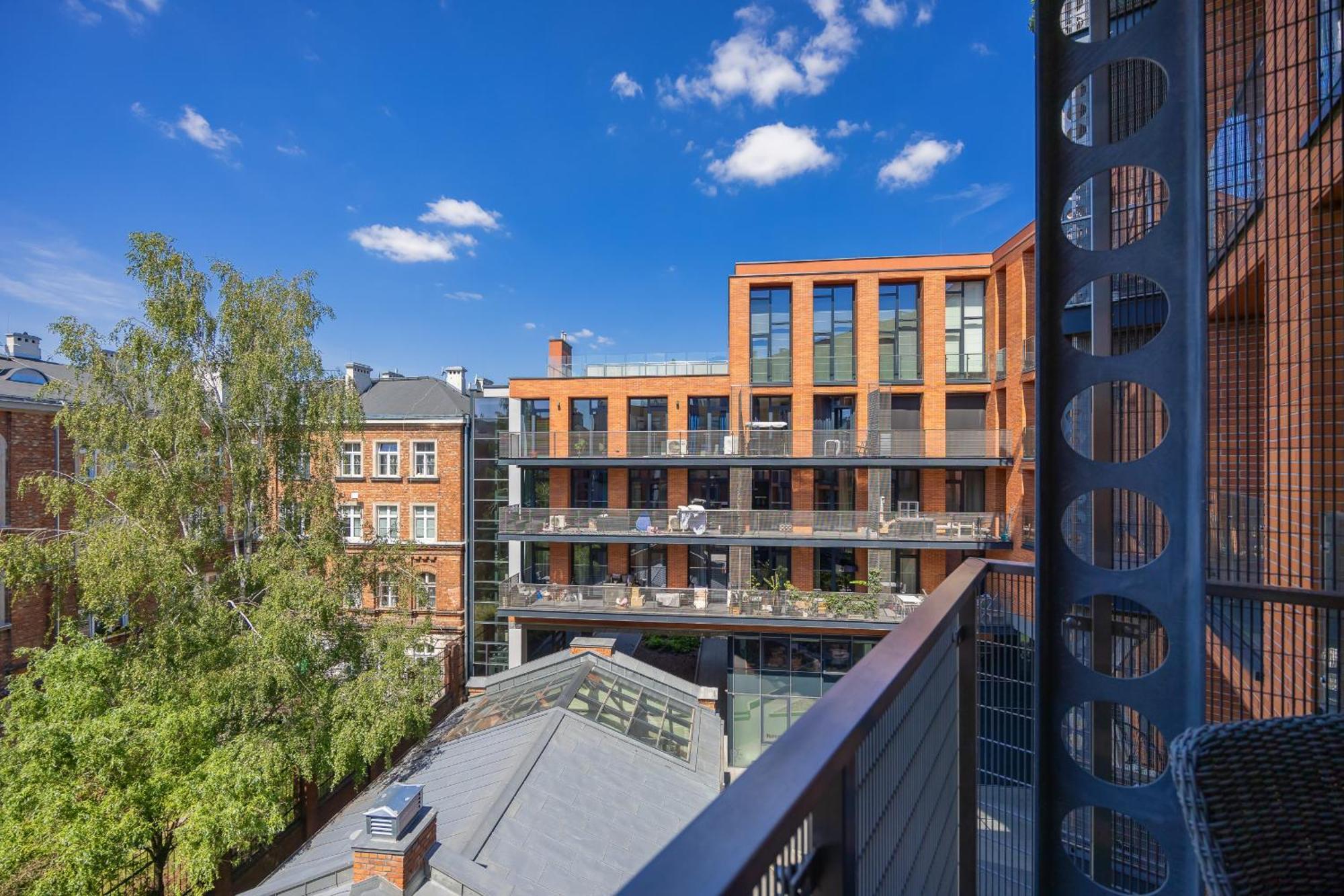 Modern & Bright Konesera Near To Pge National Stadium By Renters Apartment
