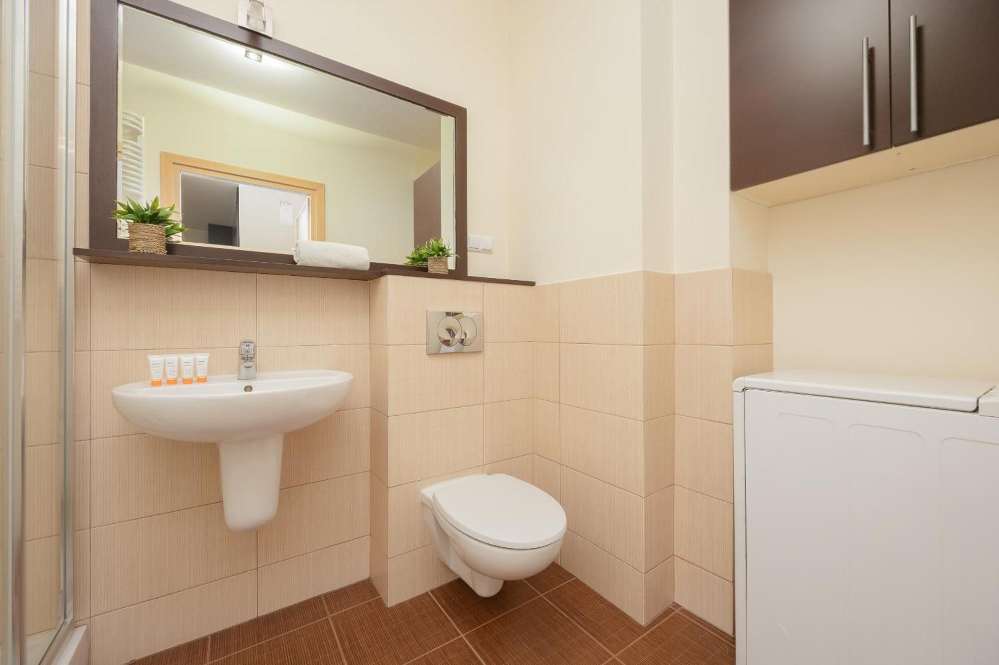 Modern & Spacious With Balcony And Parking By Renters Apartment