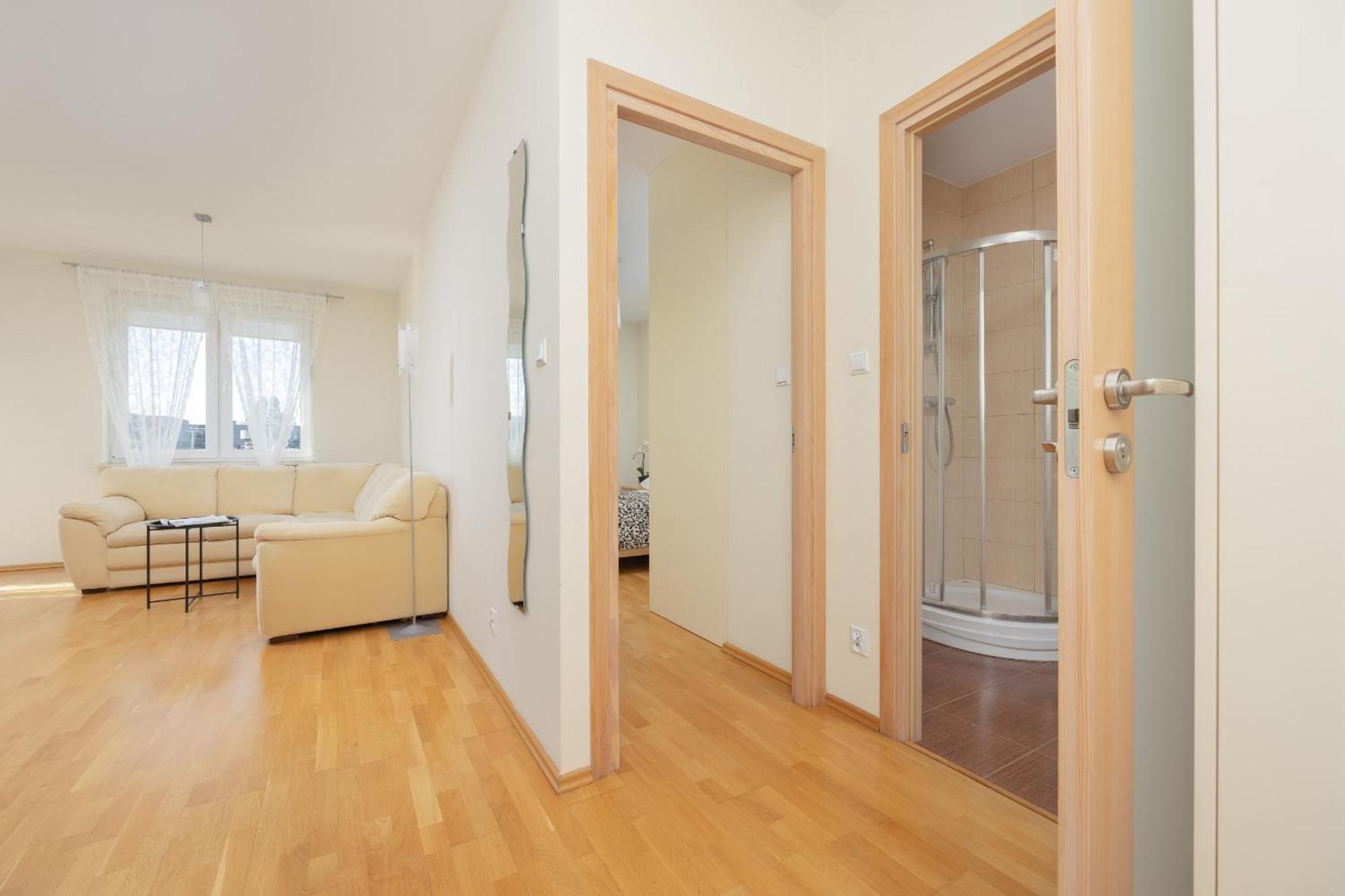 Modern & Spacious With Balcony And Parking By Renters