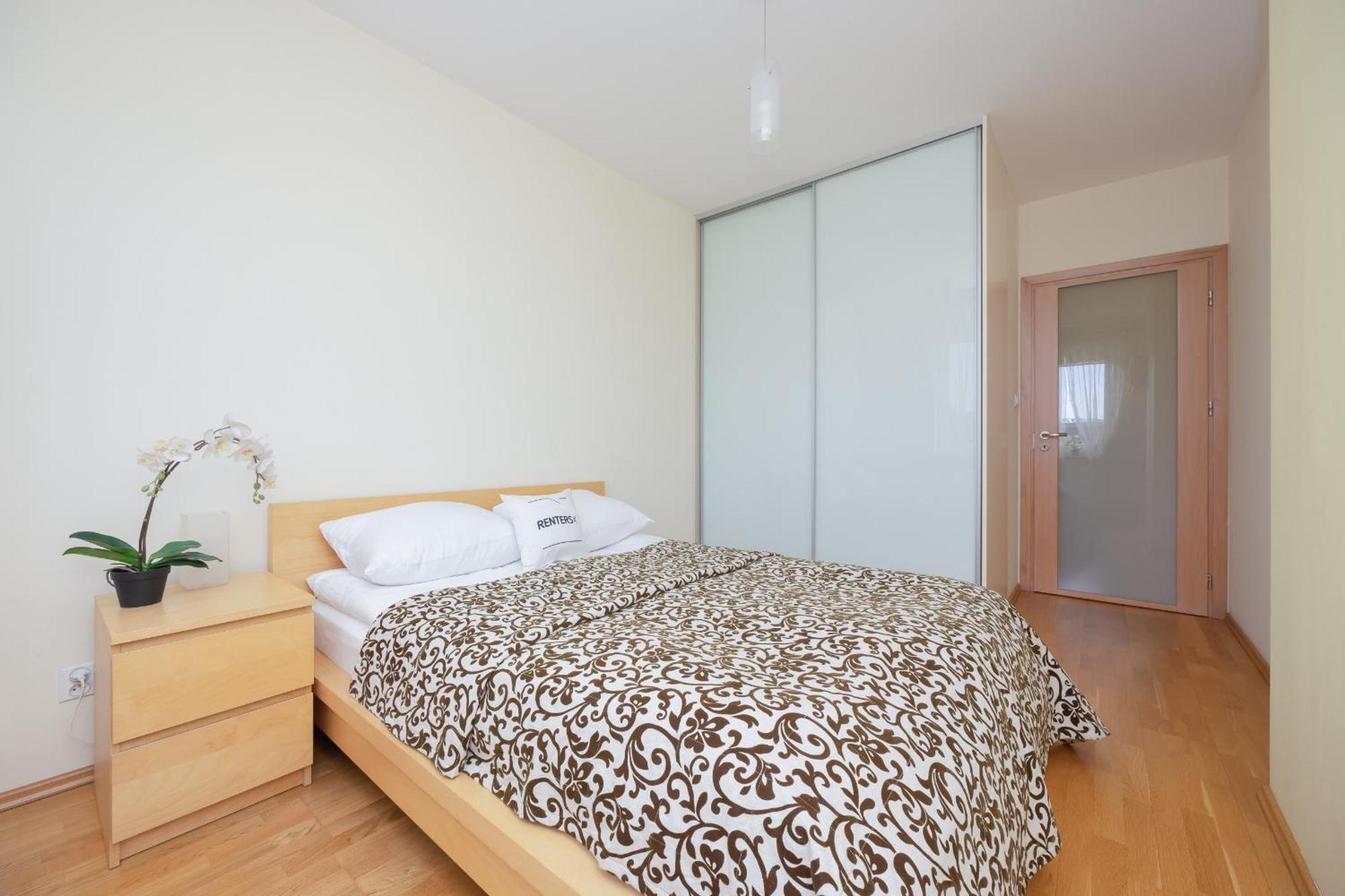 Modern & Spacious With Balcony And Parking By Renters *