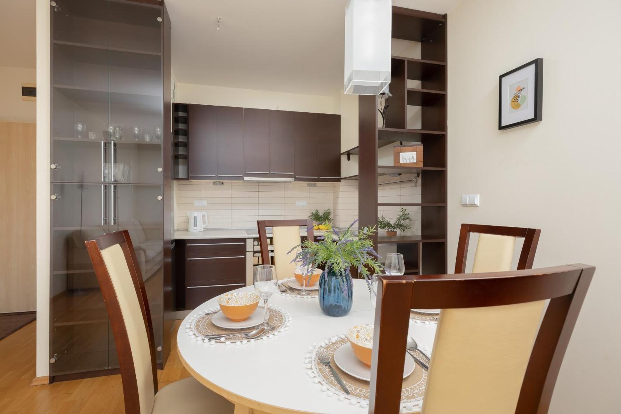 Modern & Spacious With Balcony And Parking By Renters