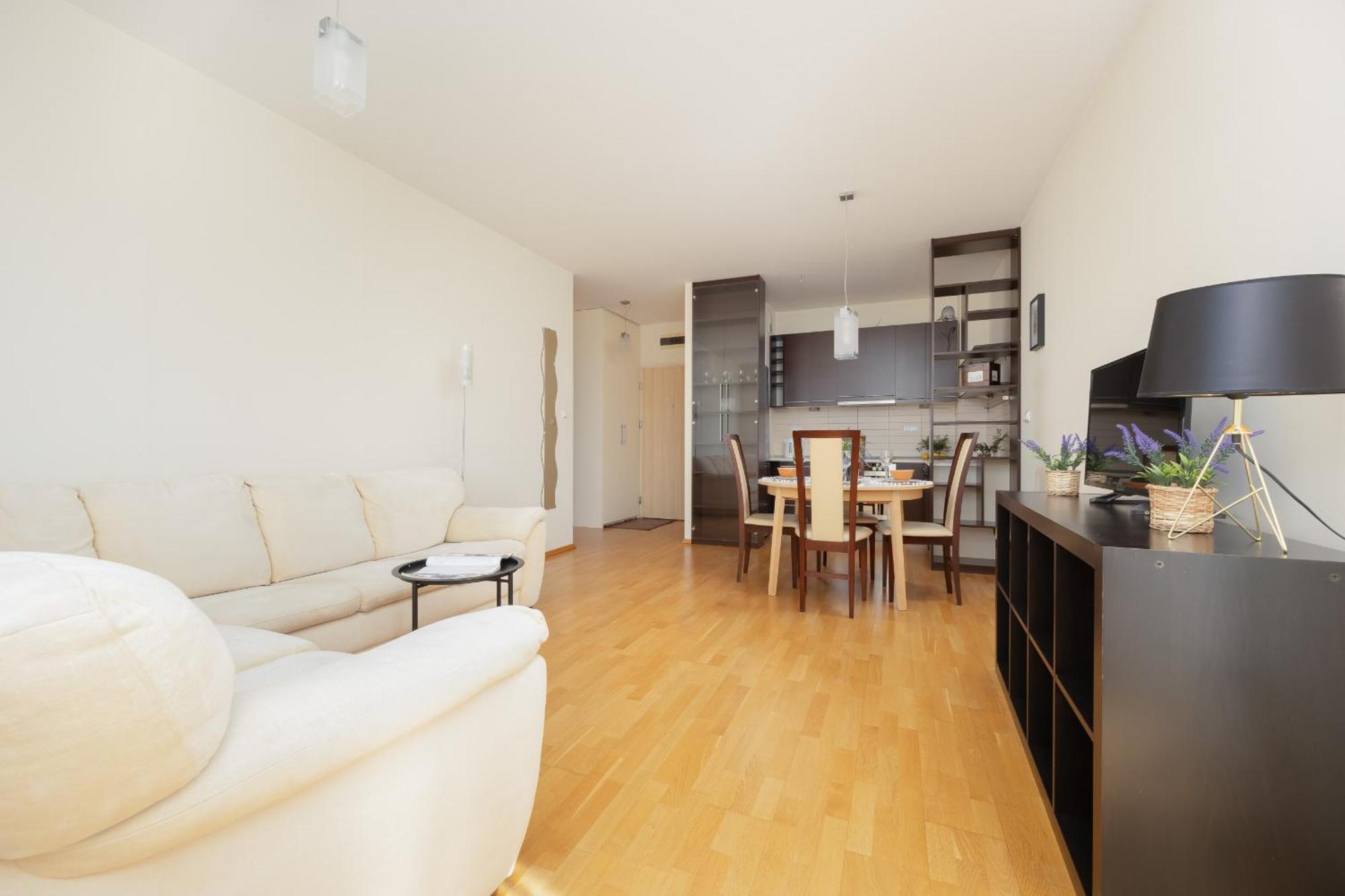 Modern & Spacious With Balcony And Parking By Renters Apartment