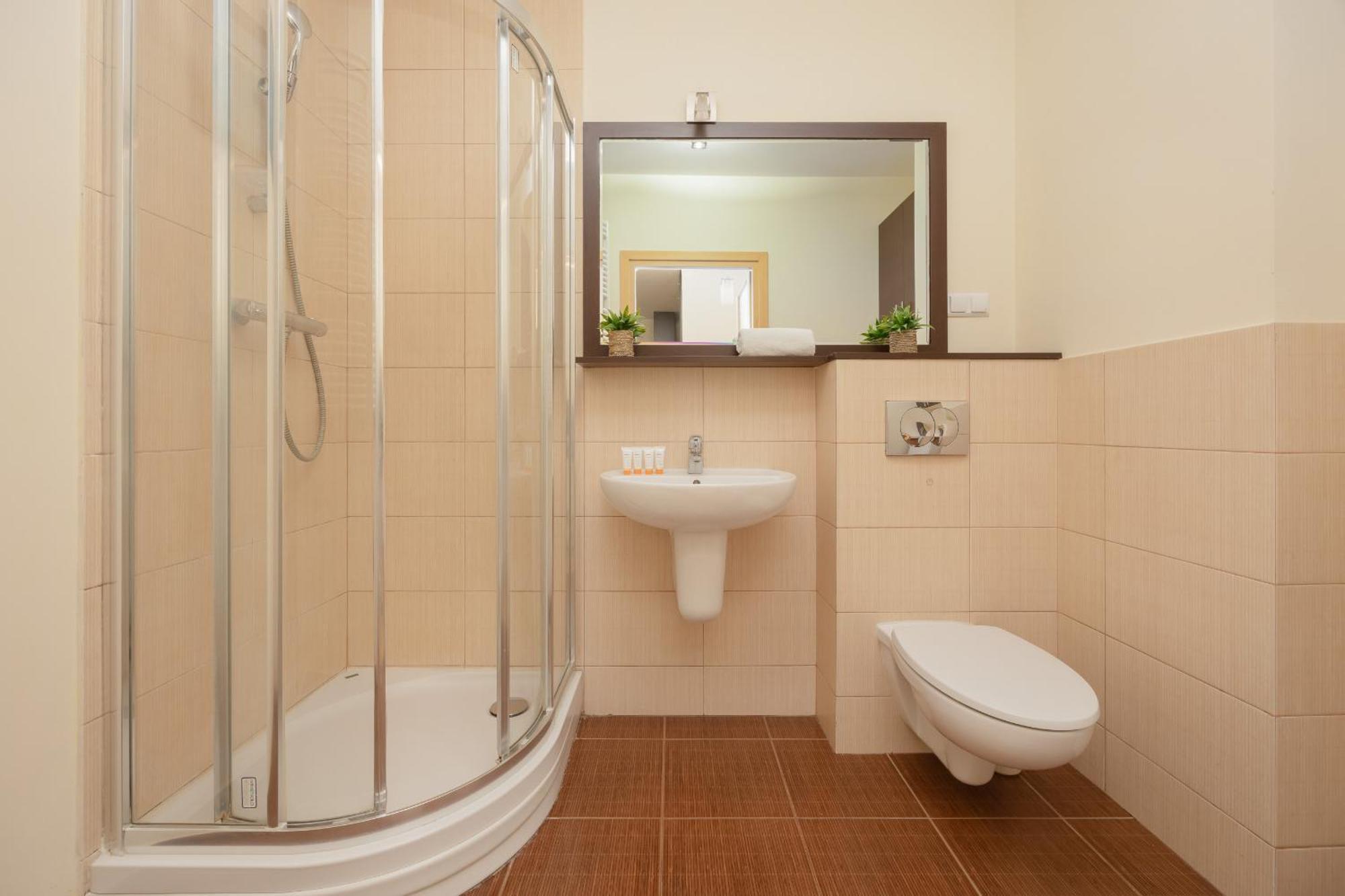 Apartment Modern & Spacious With Balcony And Parking By Renters *