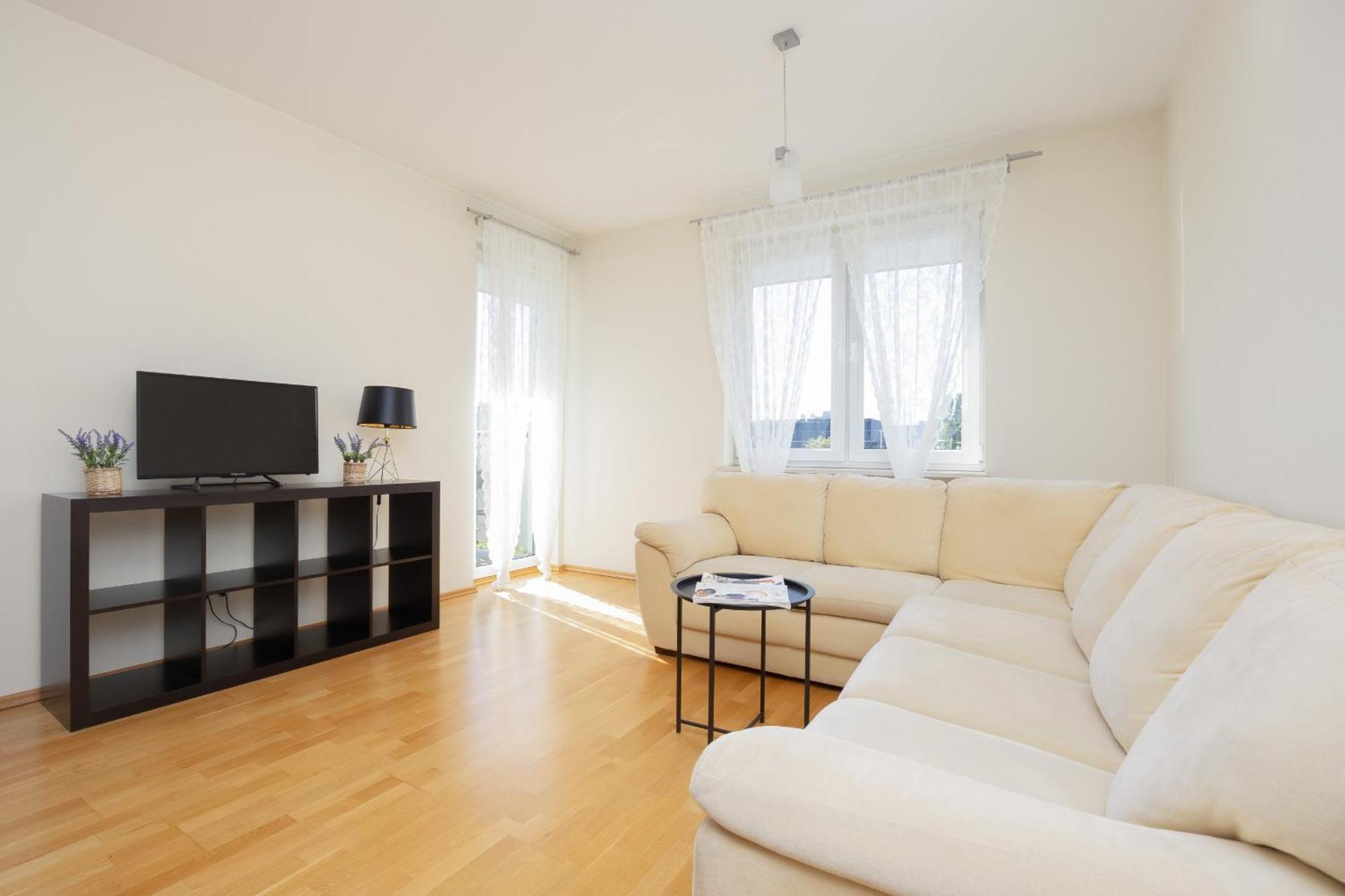 Modern & Spacious With Balcony And Parking By Renters Apartment *