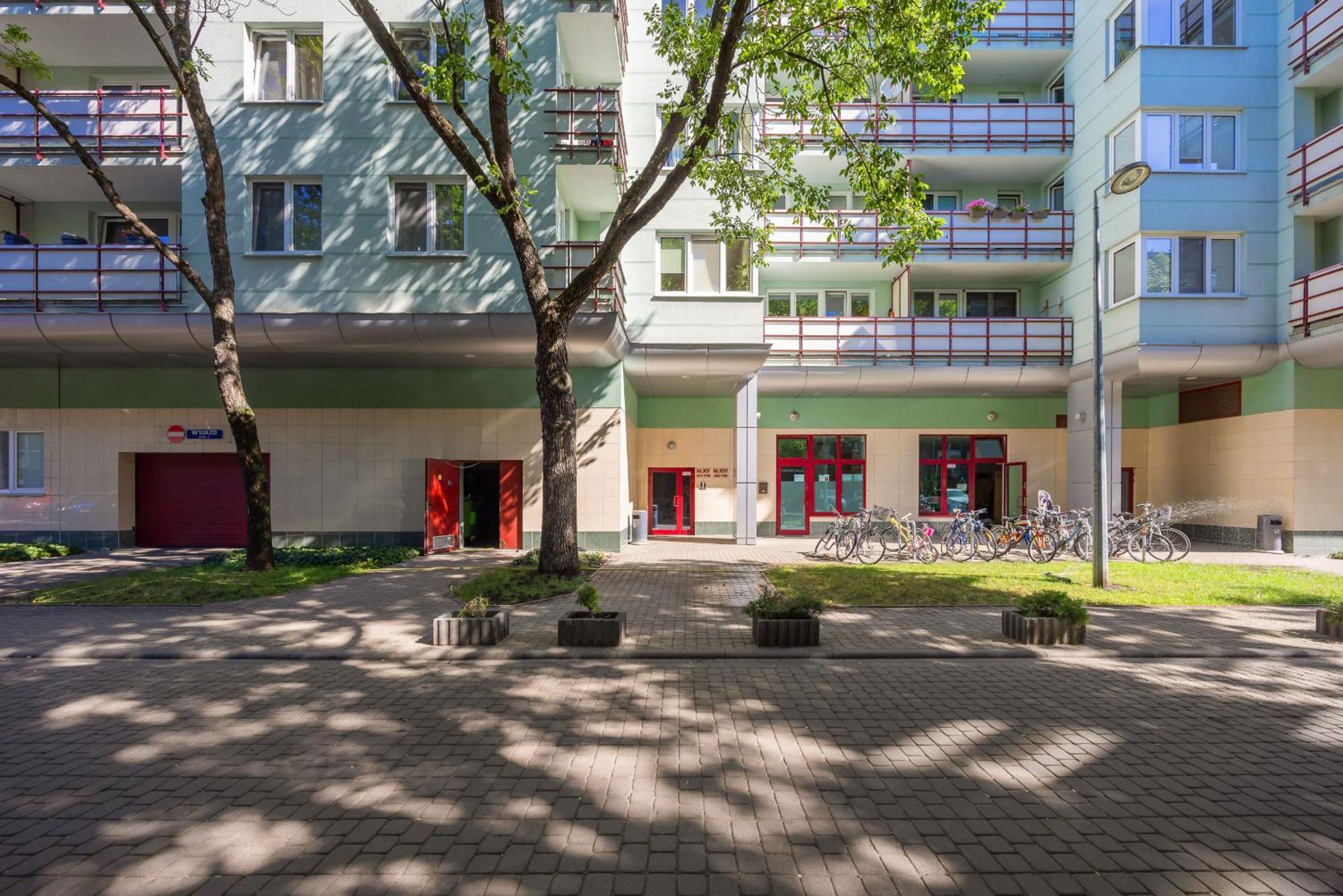 Modern & Spacious With Balcony And Parking By Renters *