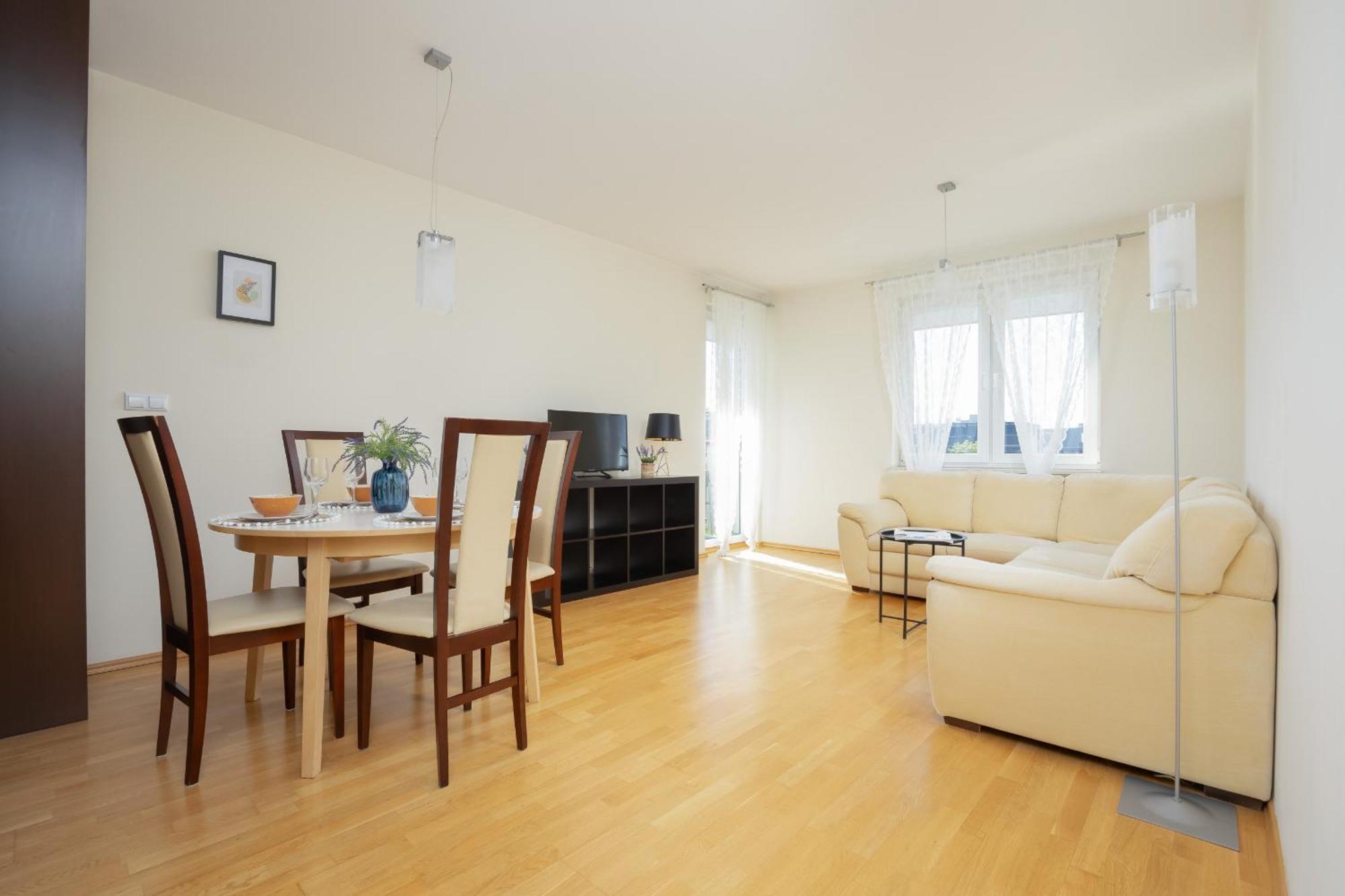 Apartment Modern & Spacious With Balcony And Parking By Renters *