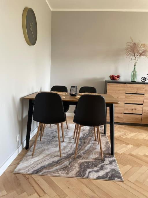 Four Bedroom Lachmana Apartment Warschau