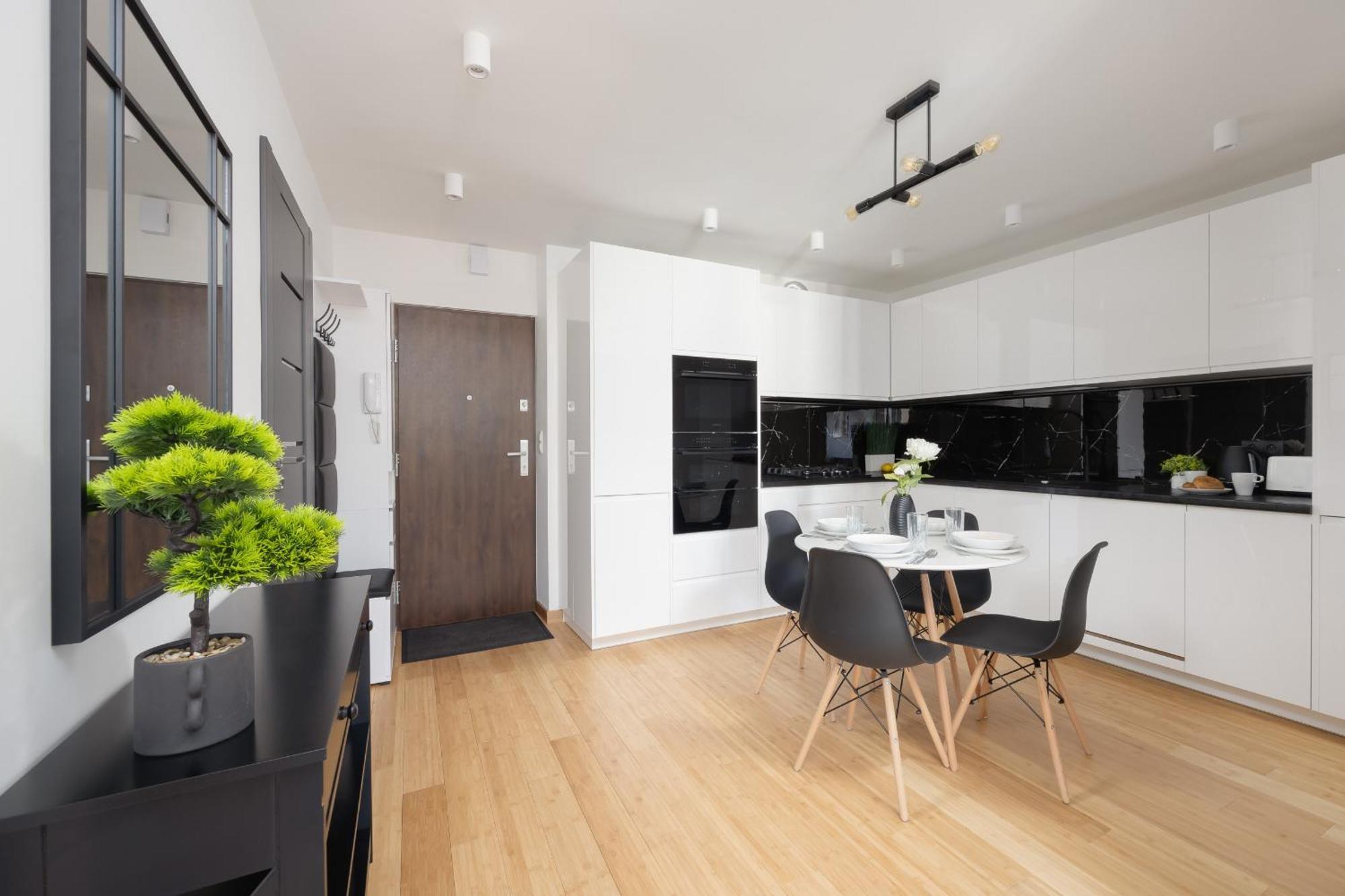 Beautiful With Balcony In Heart Of By Renters *