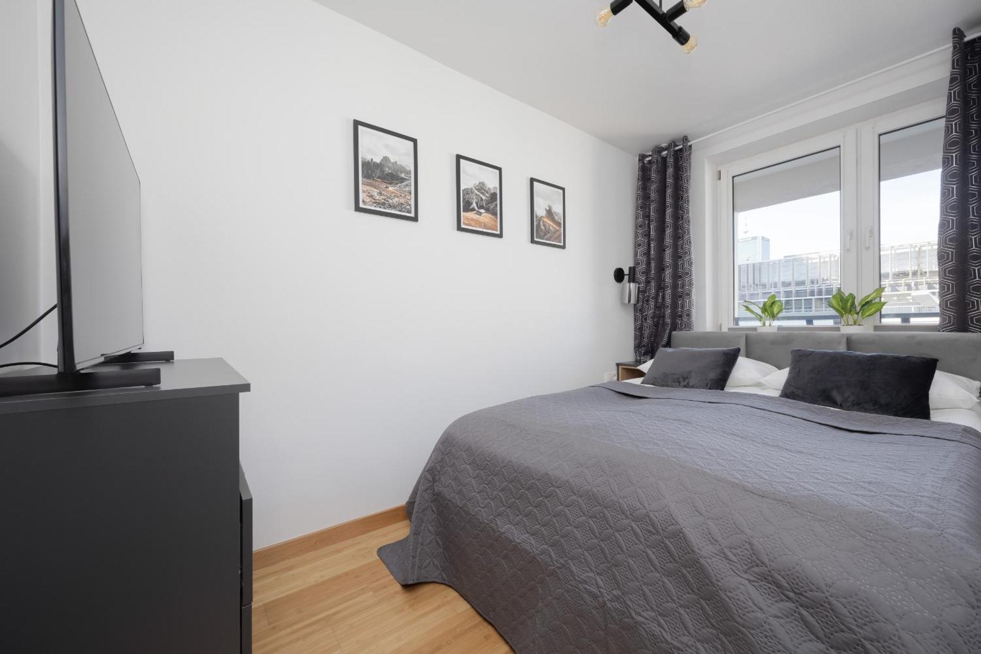 Beautiful With Balcony In Heart Of By Renters *