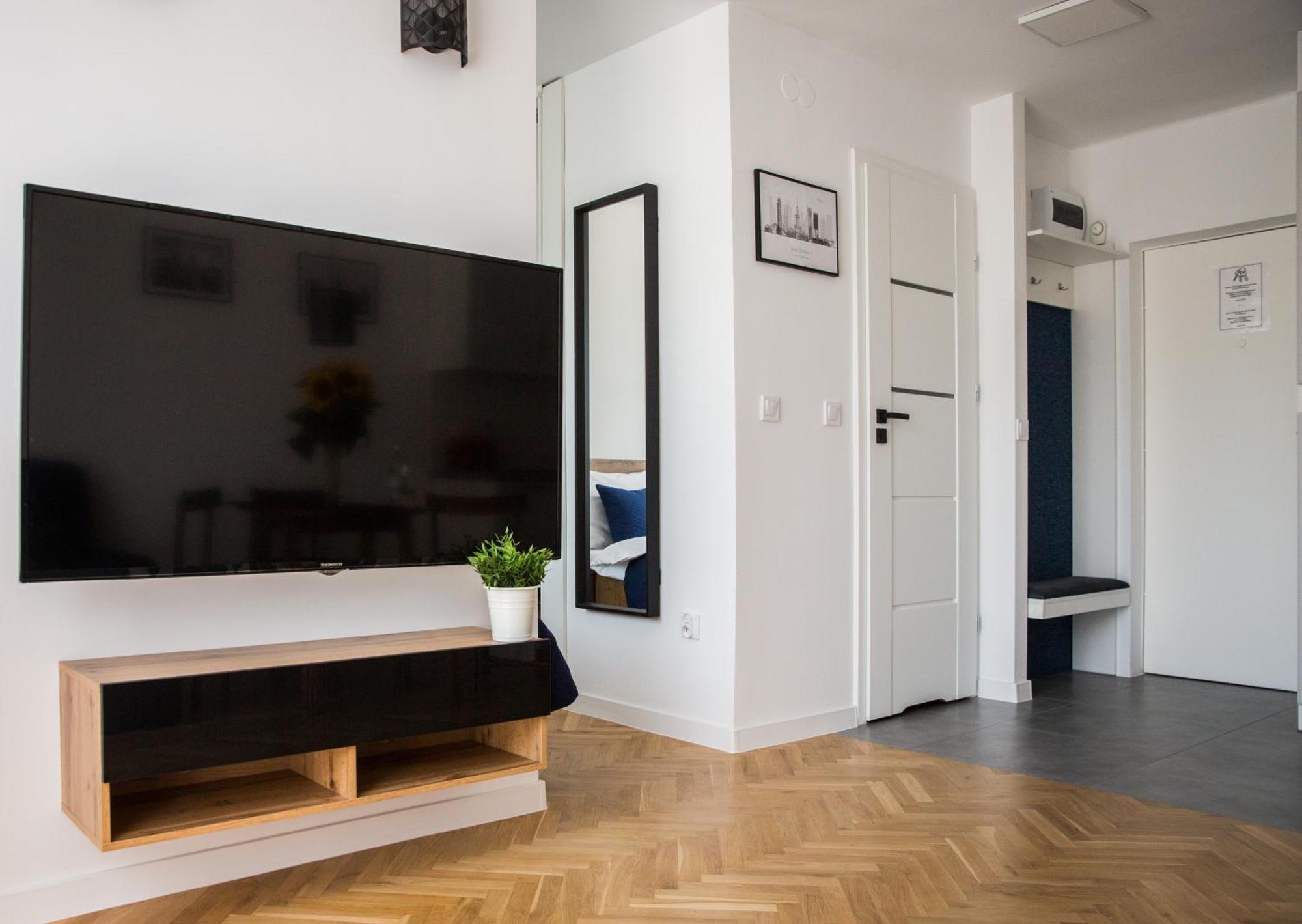 Center Pereca, Next To Warsaw's Business District & Metro Onz, By Warsawskyline Apartament