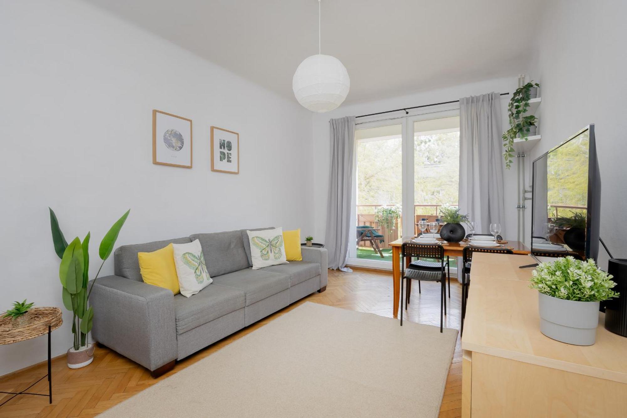 Charming Family With Balcony In Praga Polnoc District By Renters