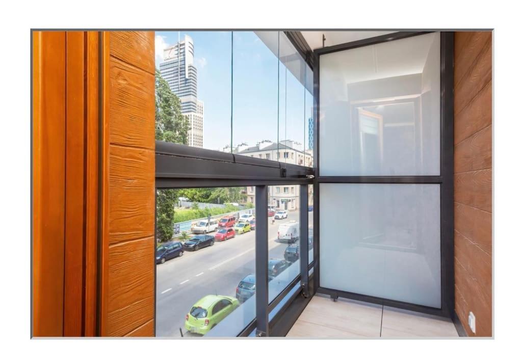 - Great Location - Stylish One Bedroom - Center - 85-220 Apartment
