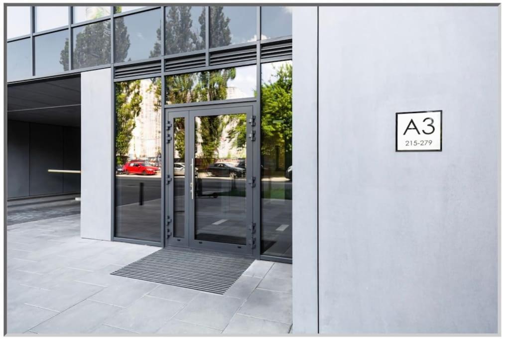 - Great Location - Stylish One Bedroom - Center - 85-220 Apartment