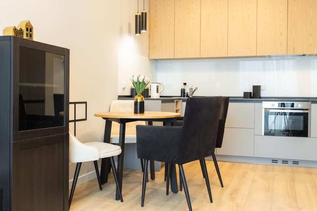 Urban Chic - Two Bedrooms - Center - Sienna Street Apartment *
