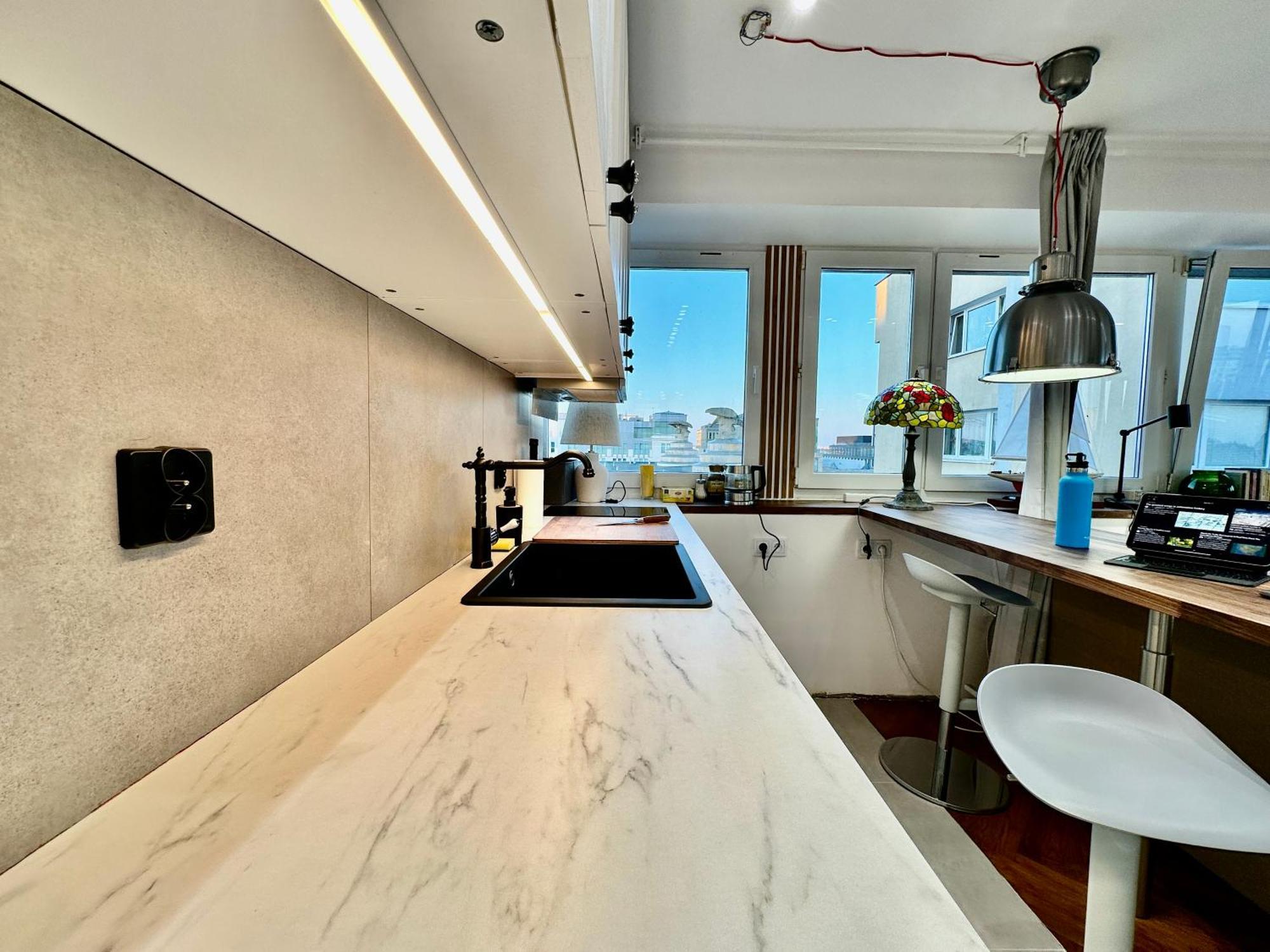 Silver Aircondition Wifi 1gbs 85'tv Netflix * Warsaw
