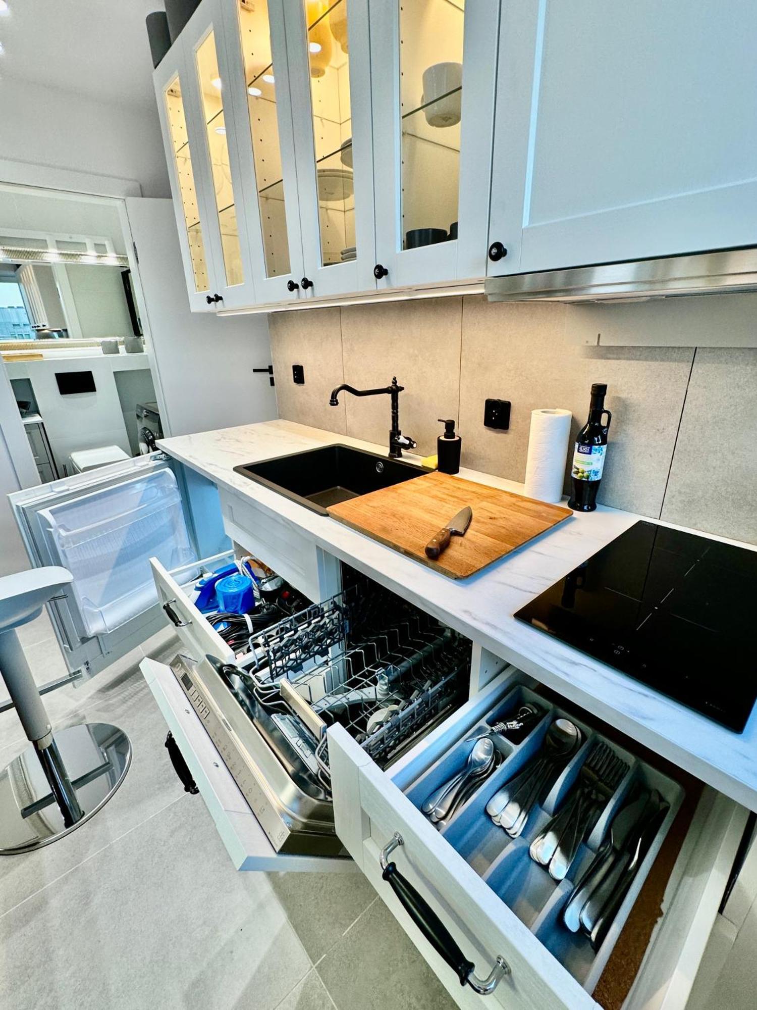 Silver Aircondition Wifi 1gbs 85'tv Netflix * Warsaw