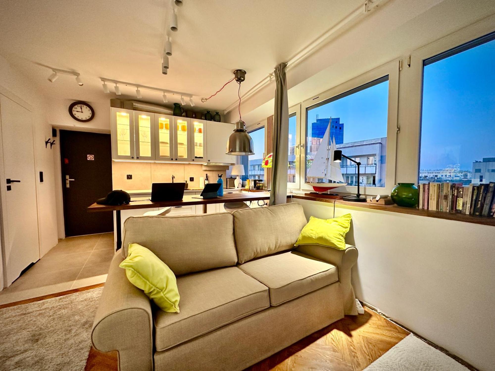 Silver Aircondition Wifi 1gbs 85'tv Netflix * Warsaw