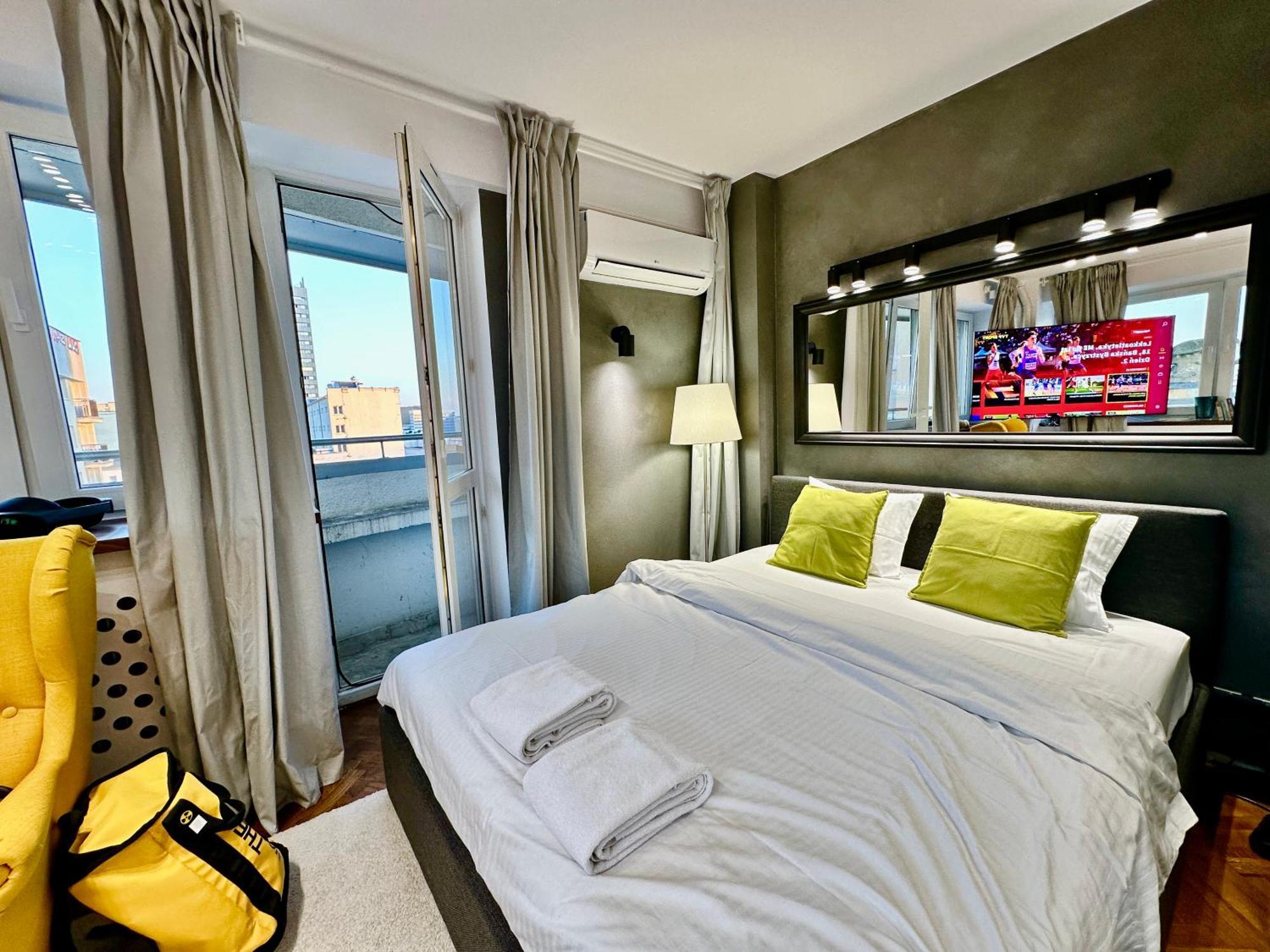 Silver Aircondition Wifi 1gbs 85'tv Netflix * Warsaw