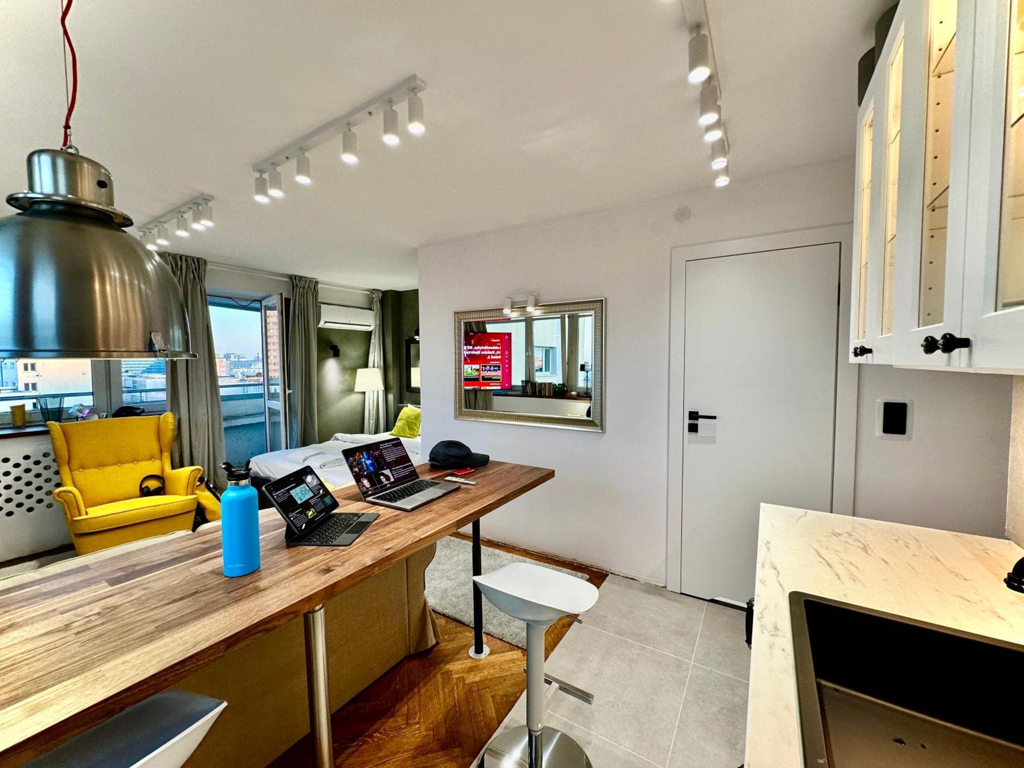 Silver Aircondition Wifi 1gbs 85'tv Netflix * Warsaw
