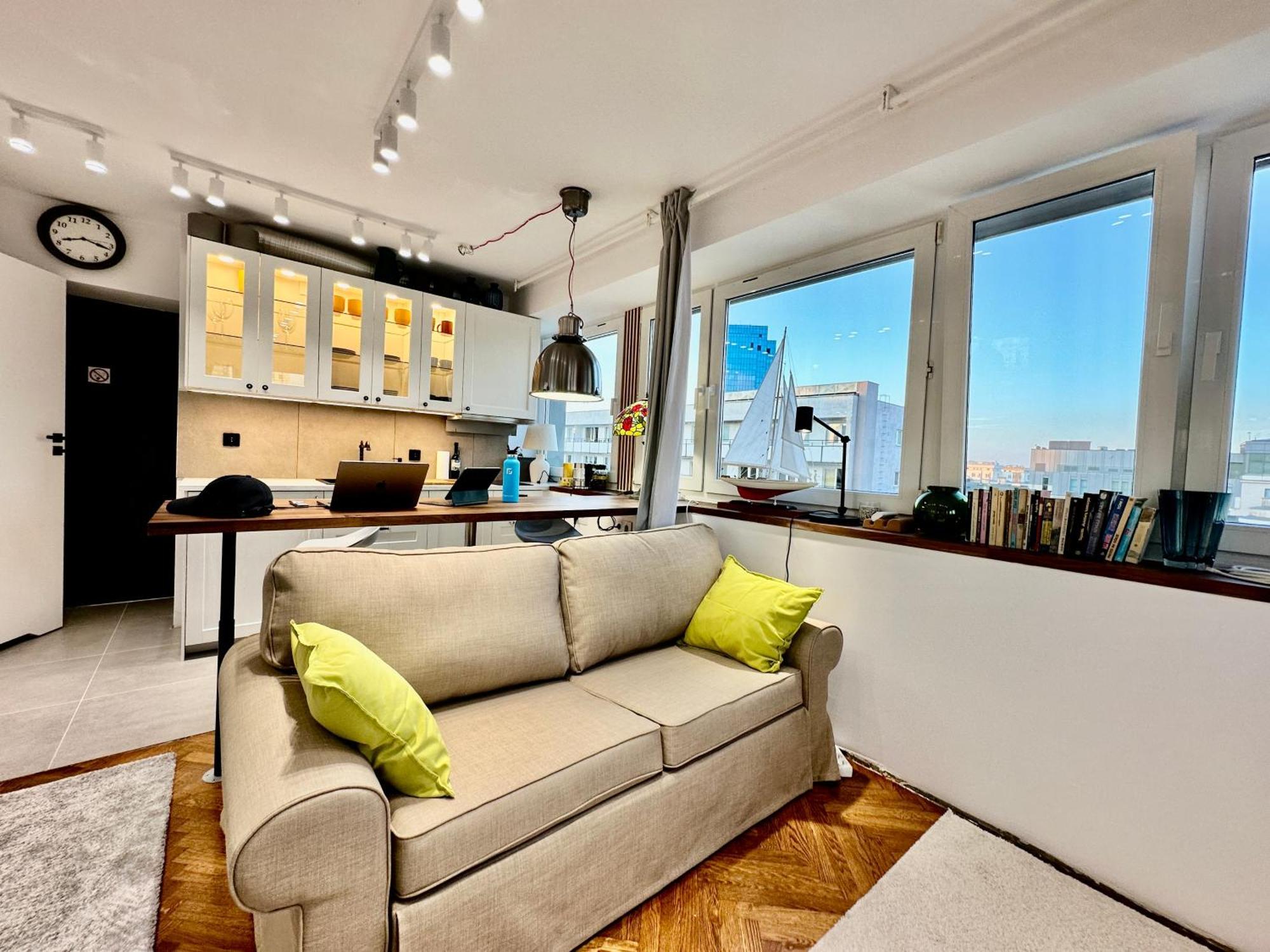 Silver Aircondition Wifi 1gbs 85'tv Netflix * Warsaw